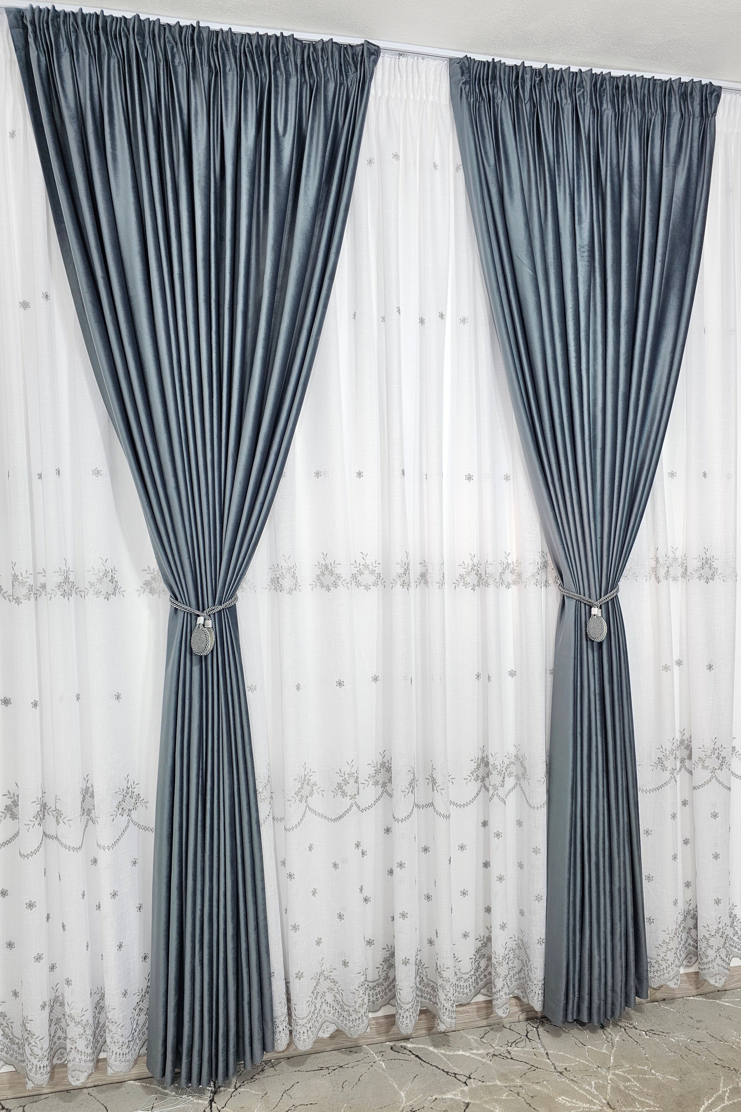 Set Samira: perdea alba din in gros cu broderie gri si draperie din catifea gri antracit