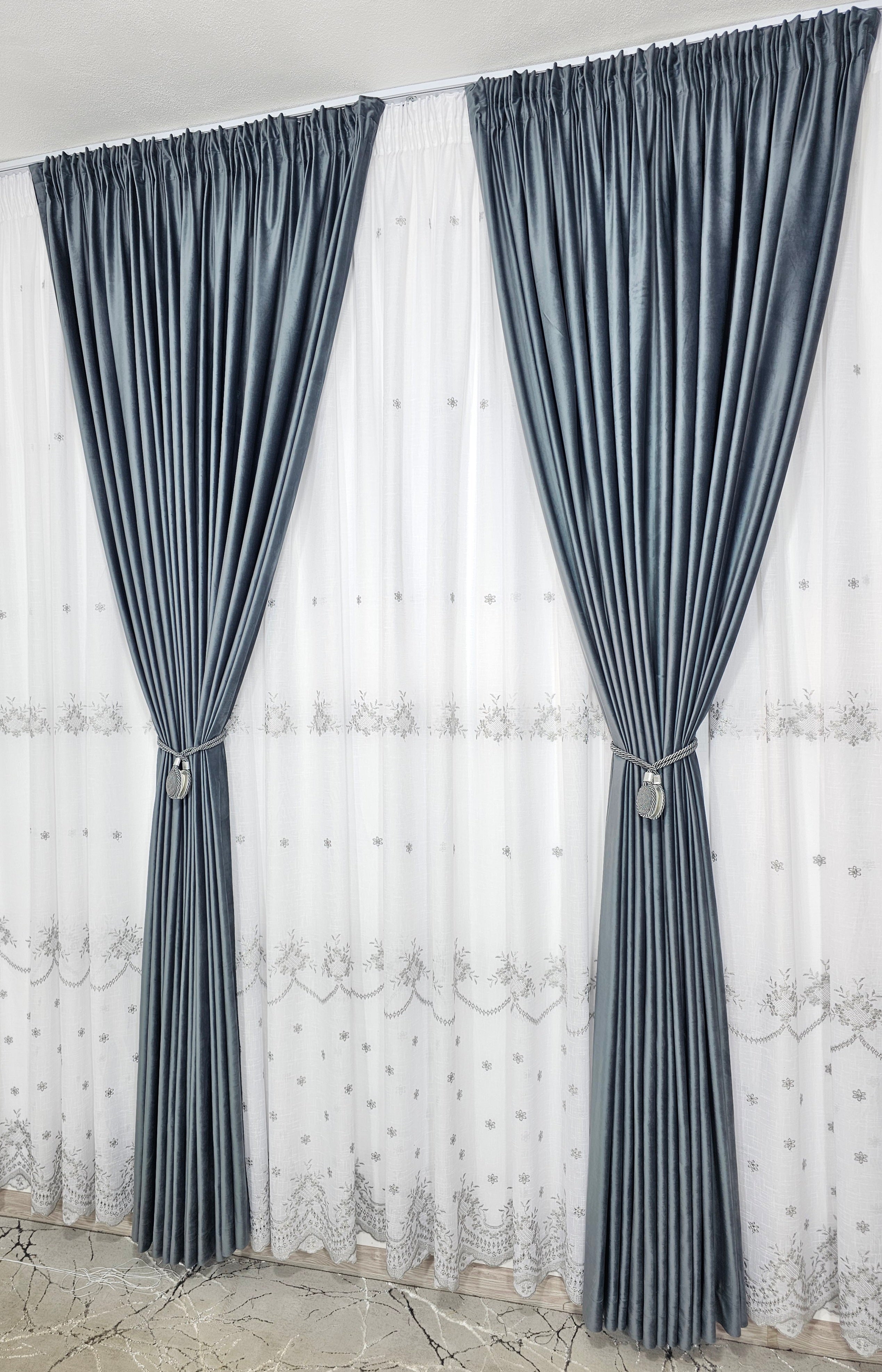Set Samira: perdea alba din in gros cu broderie gri si draperie din catifea gri antracit