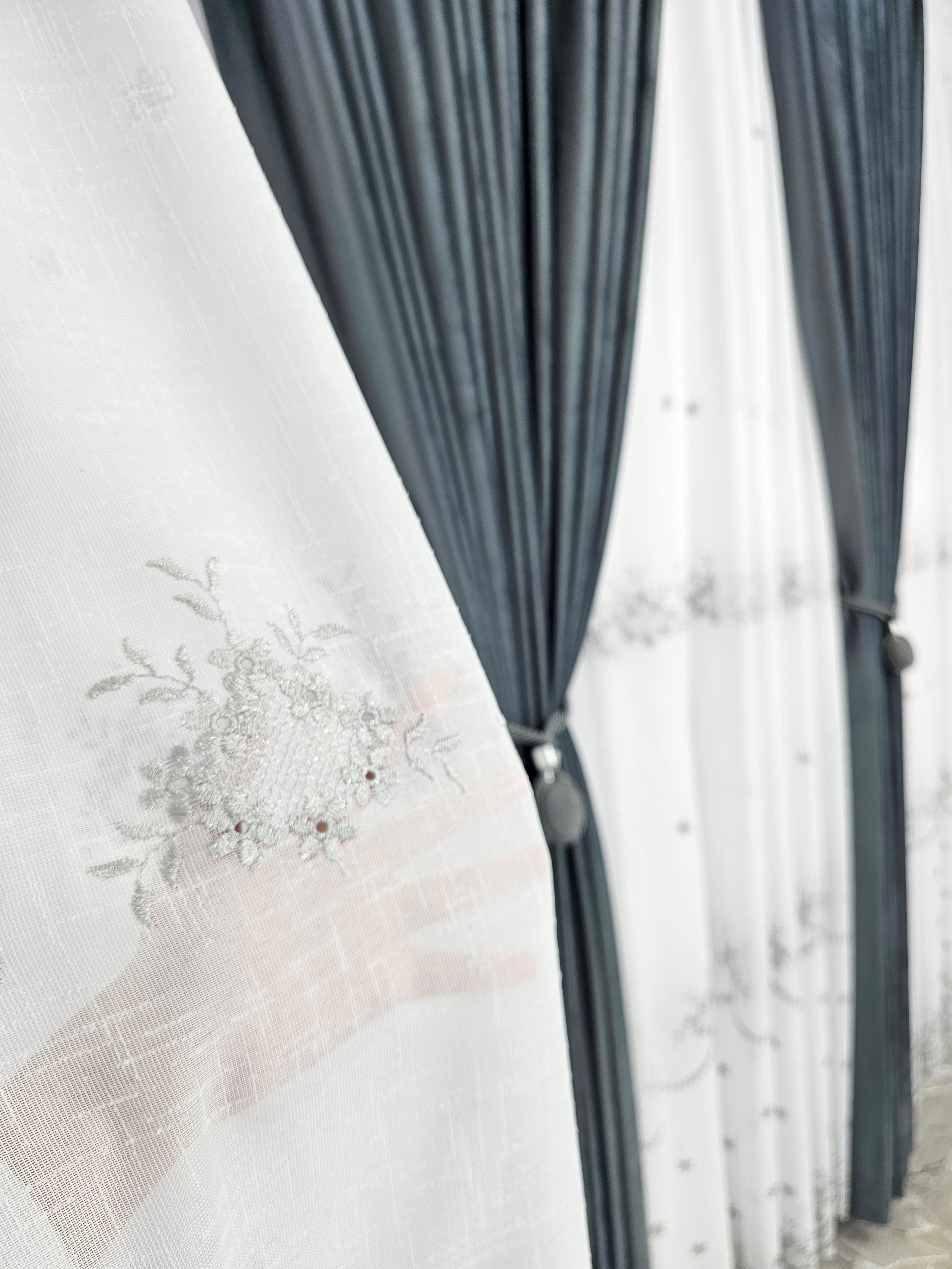 Set Samira: perdea alba din in gros cu broderie gri si draperie din catifea gri antracit