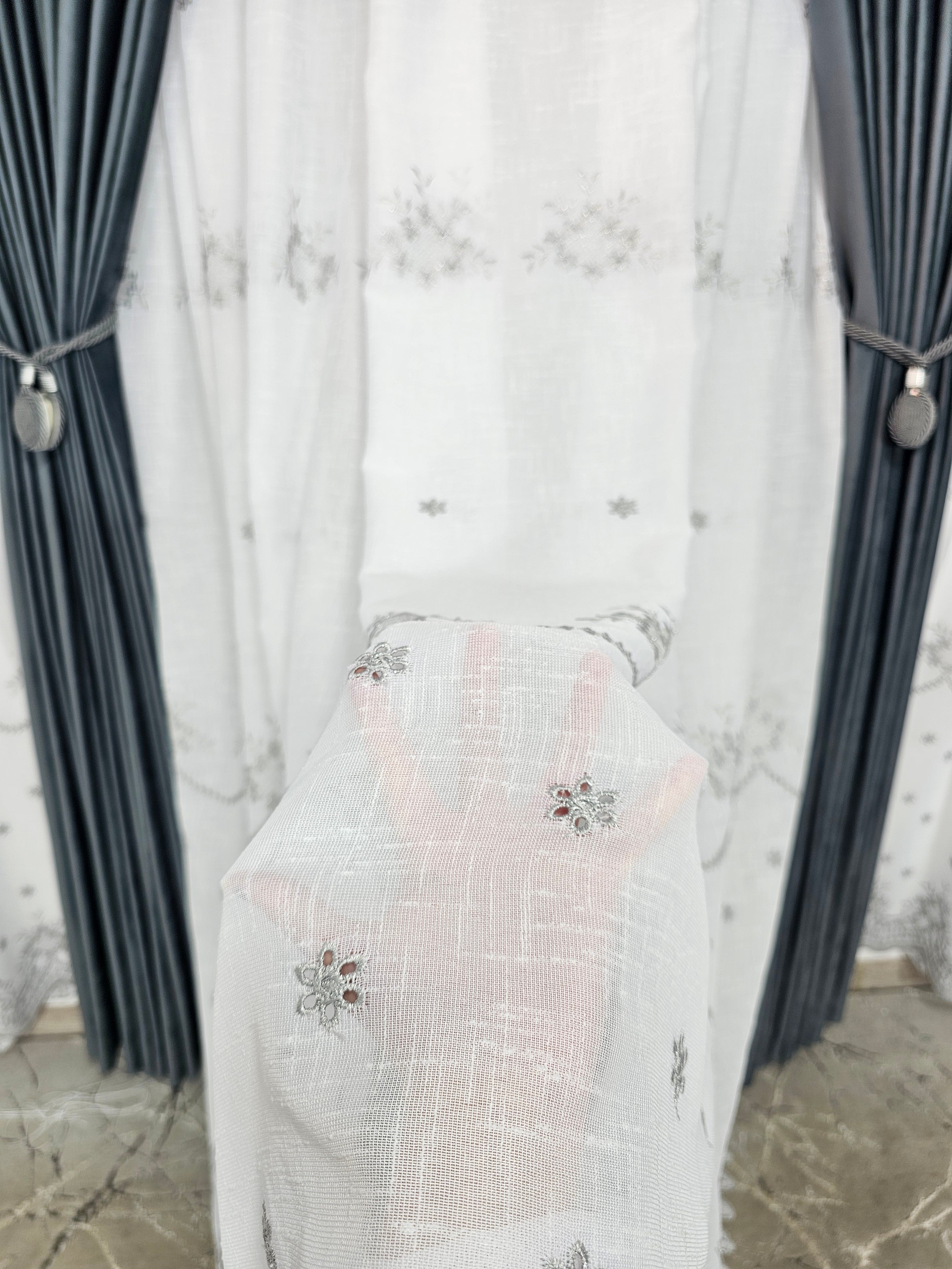Set Samira: perdea alba din in gros cu broderie gri si draperie din catifea gri antracit