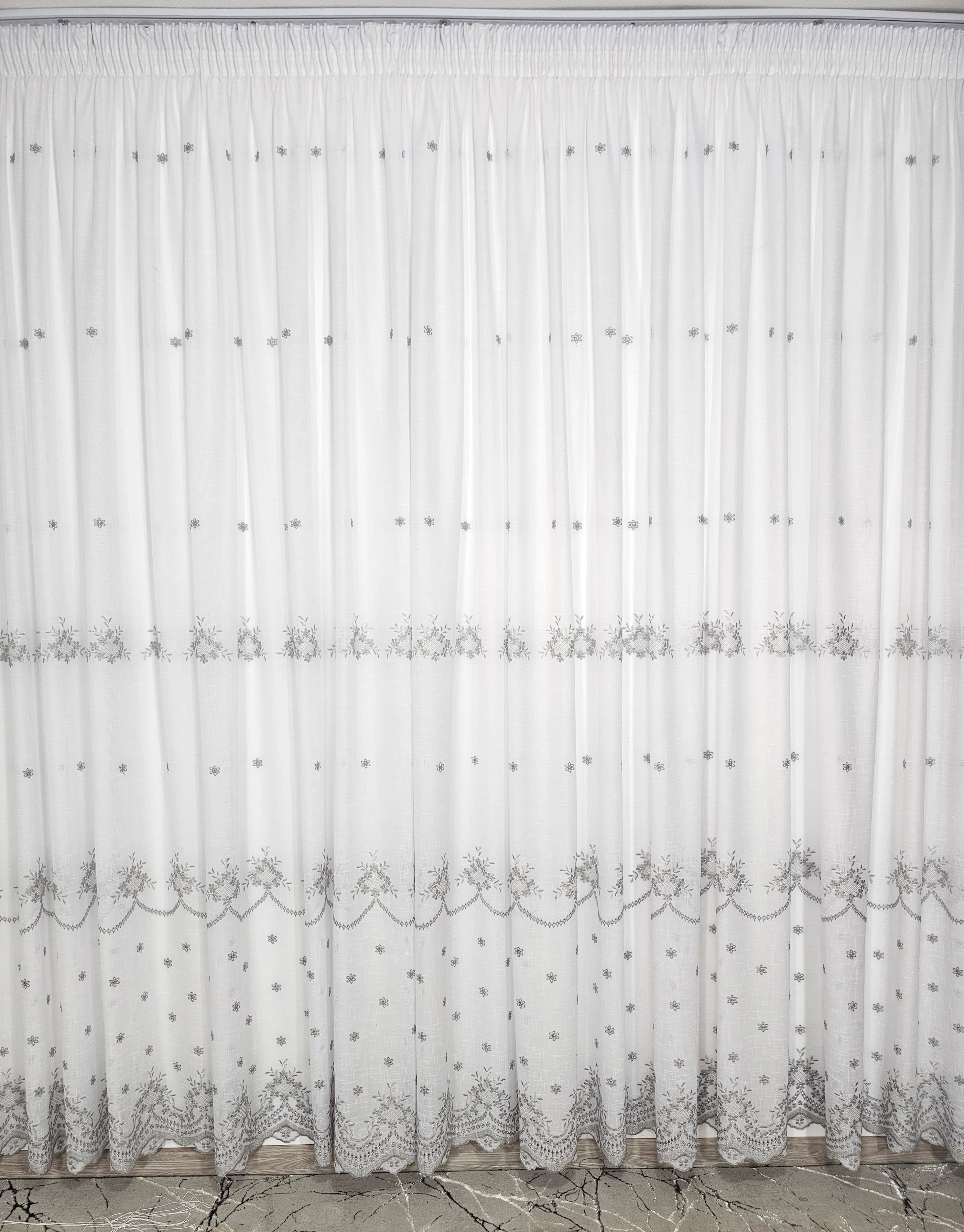 Set Samira: perdea alba din in gros cu broderie gri si draperie din catifea gri antracit