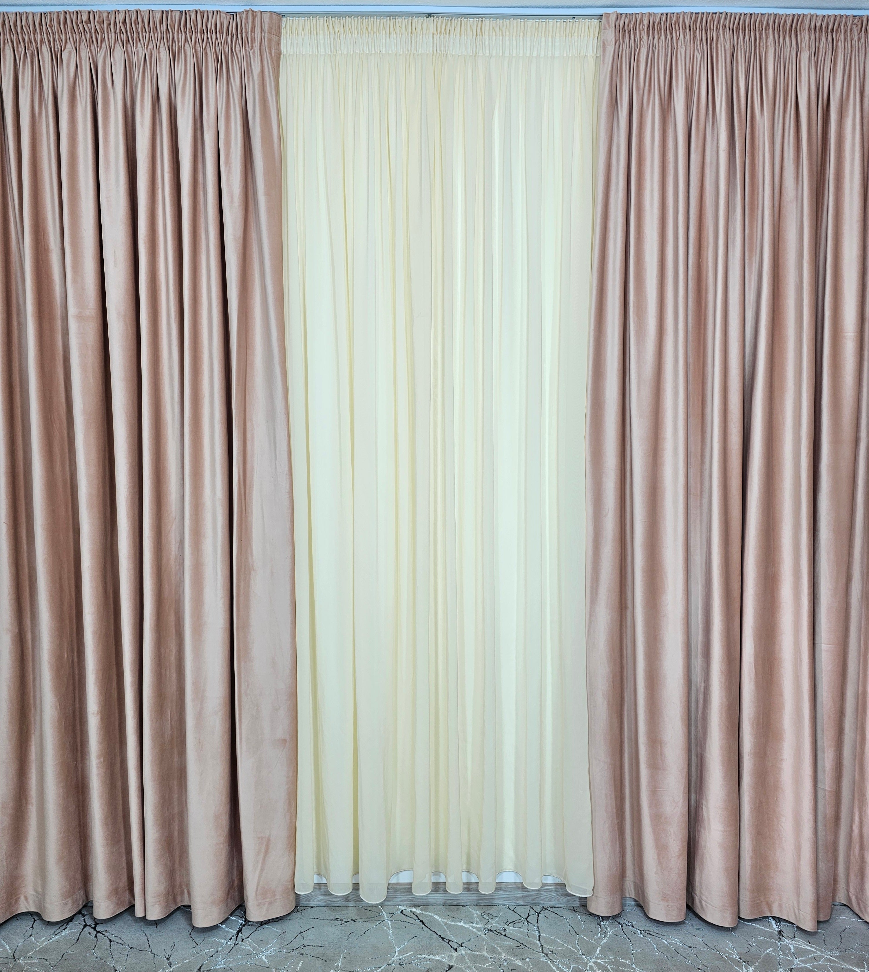 Set Rozalia: perdea crem din jorjet si draperie din catifea roz pal