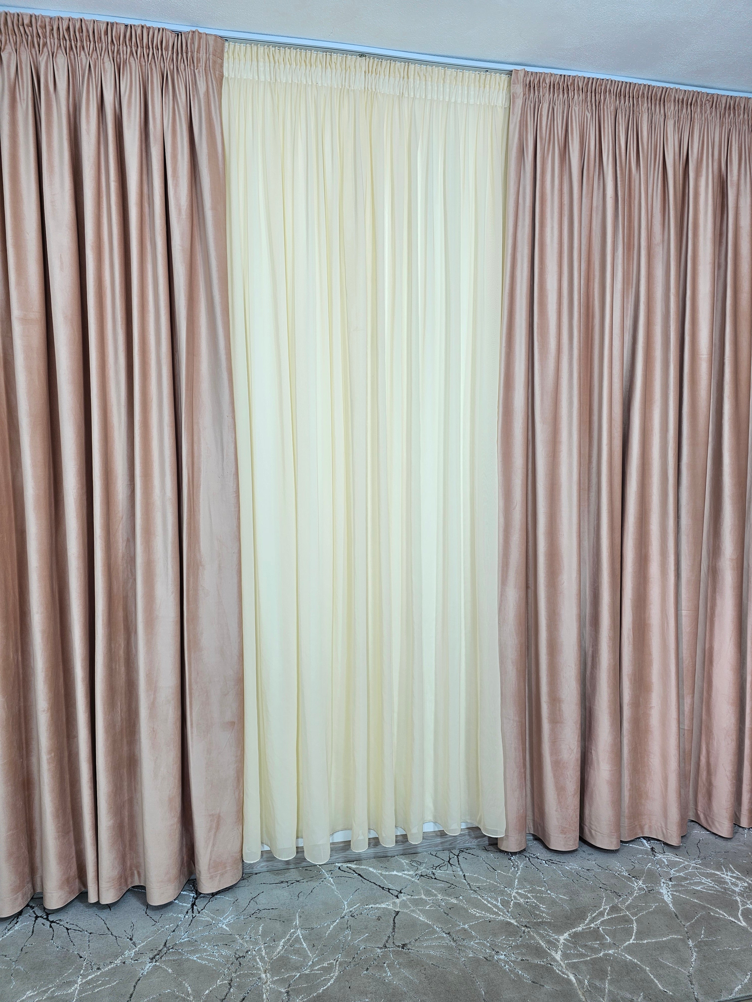 Set Rozalia: perdea crem din jorjet si draperie din catifea roz pal