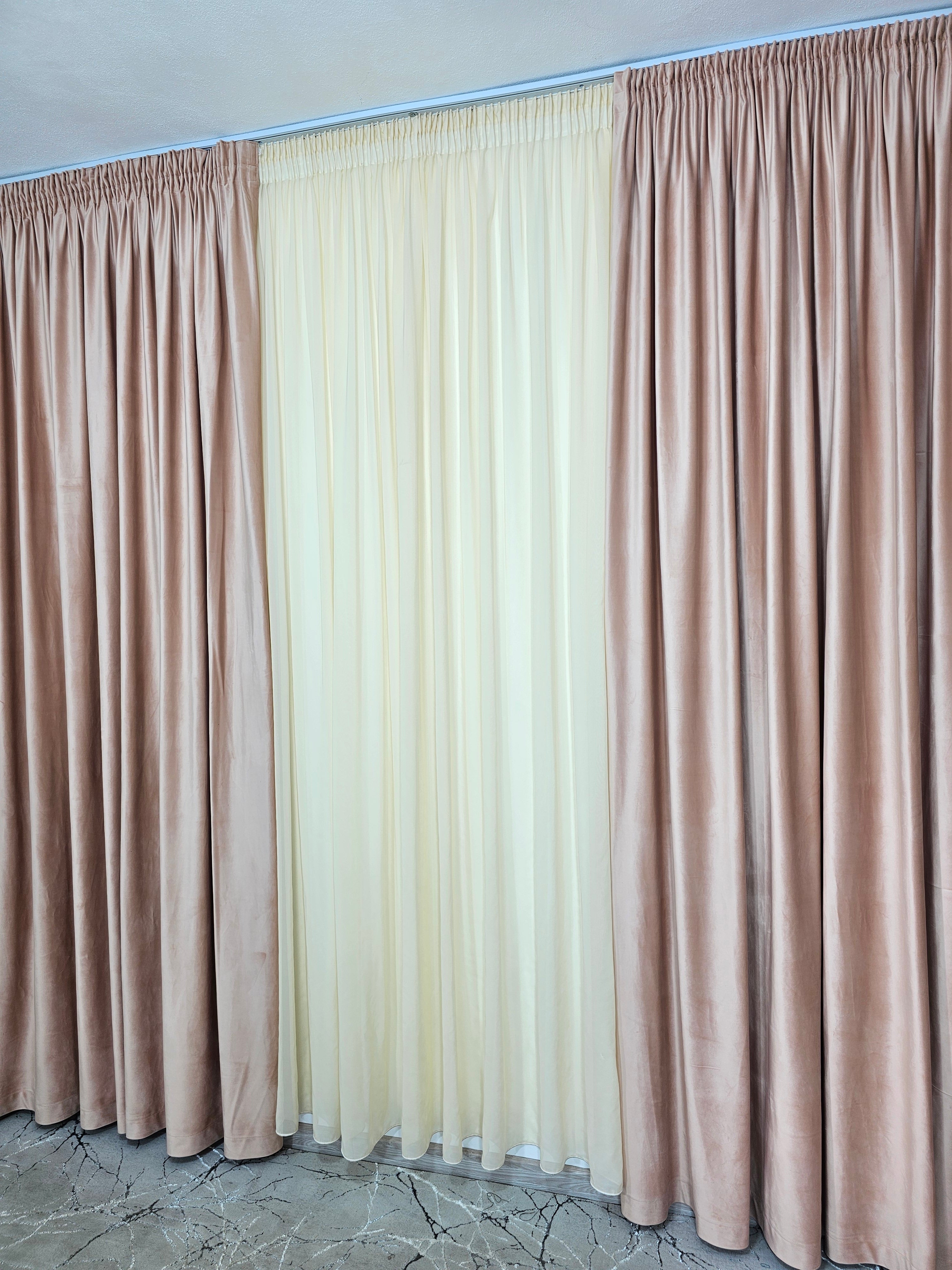 Set Rozalia: perdea crem din jorjet si draperie din catifea roz pal