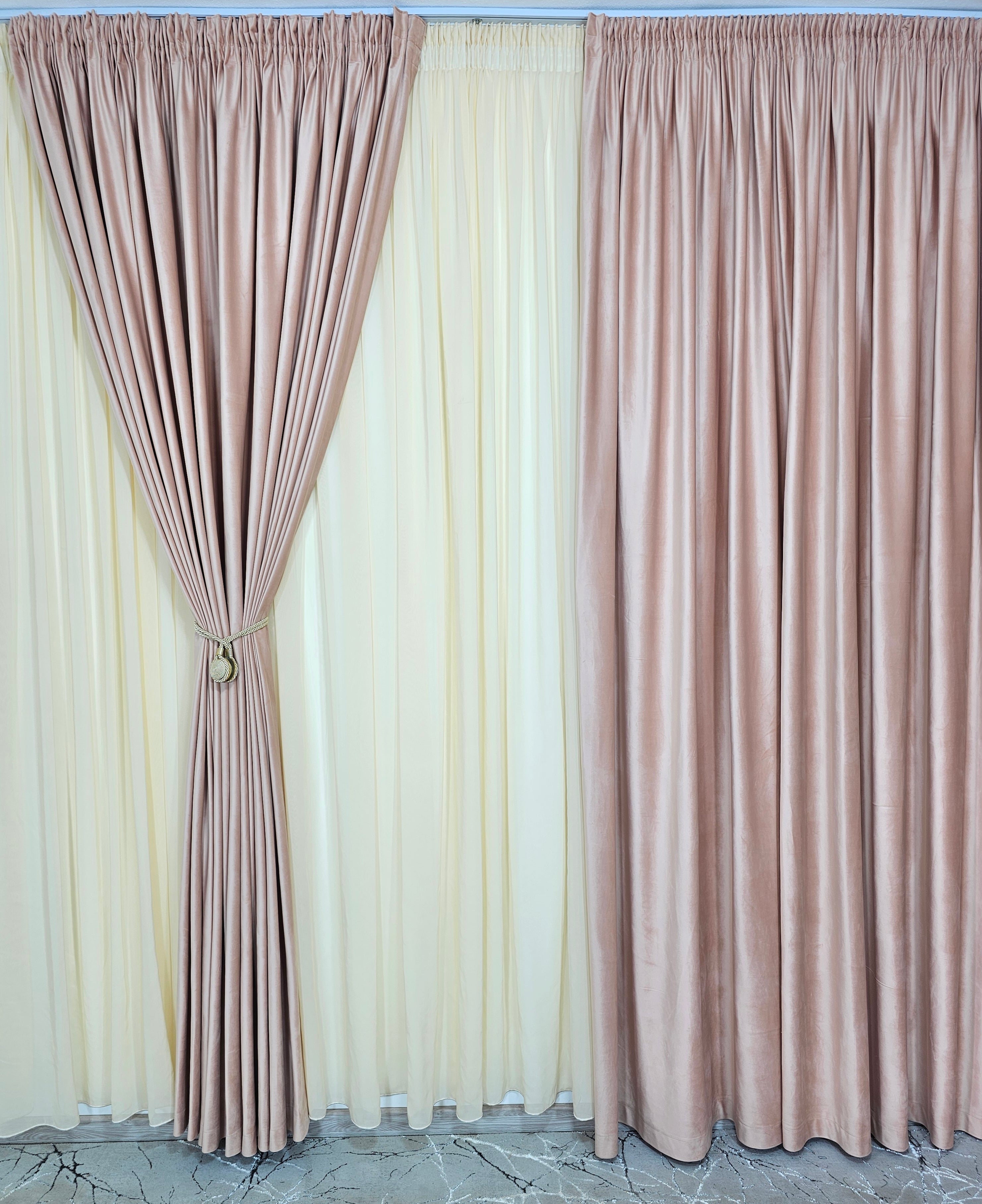 Set Rozalia: perdea crem din jorjet si draperie din catifea roz pal