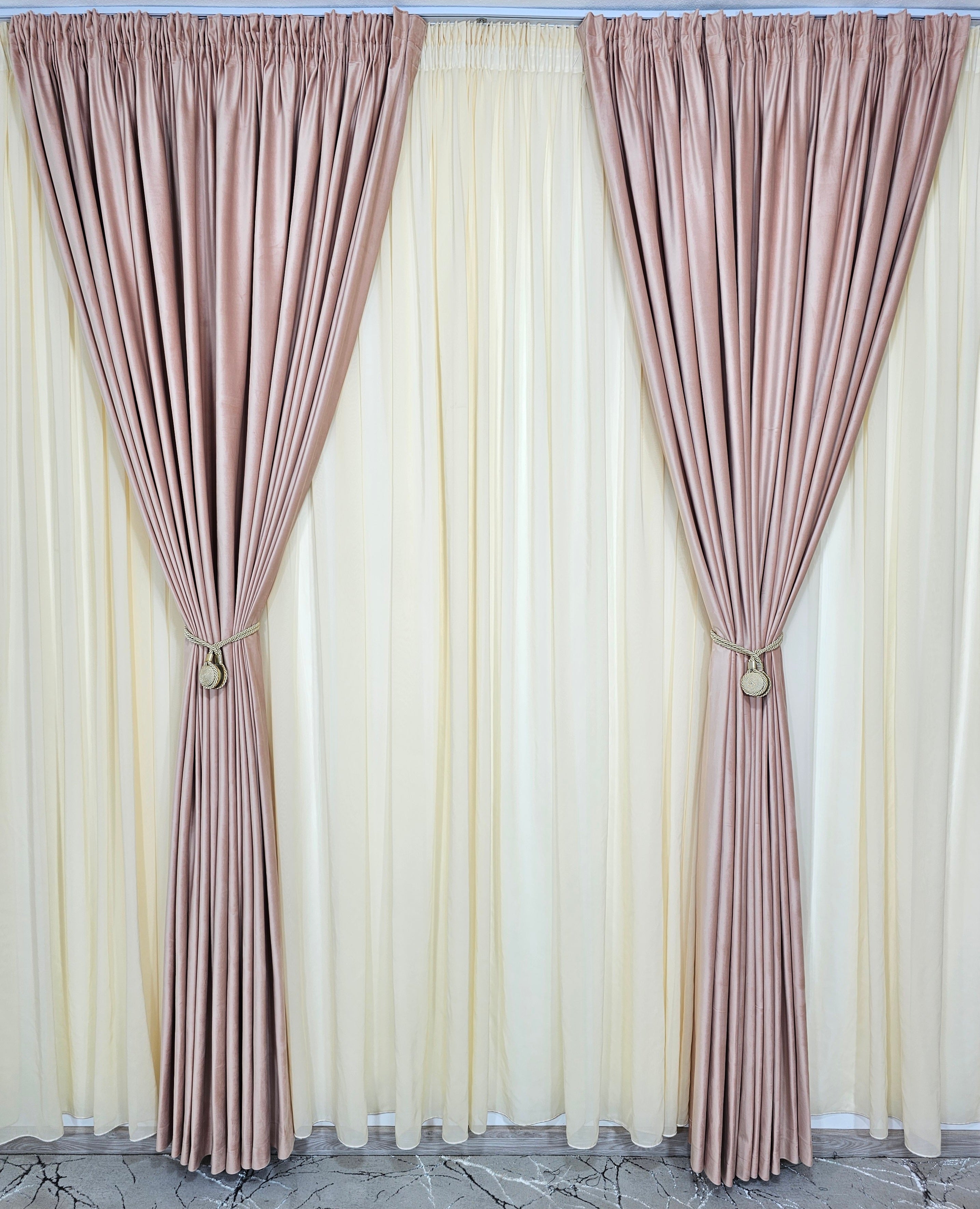 Set Rozalia: perdea crem din jorjet si draperie din catifea roz pal