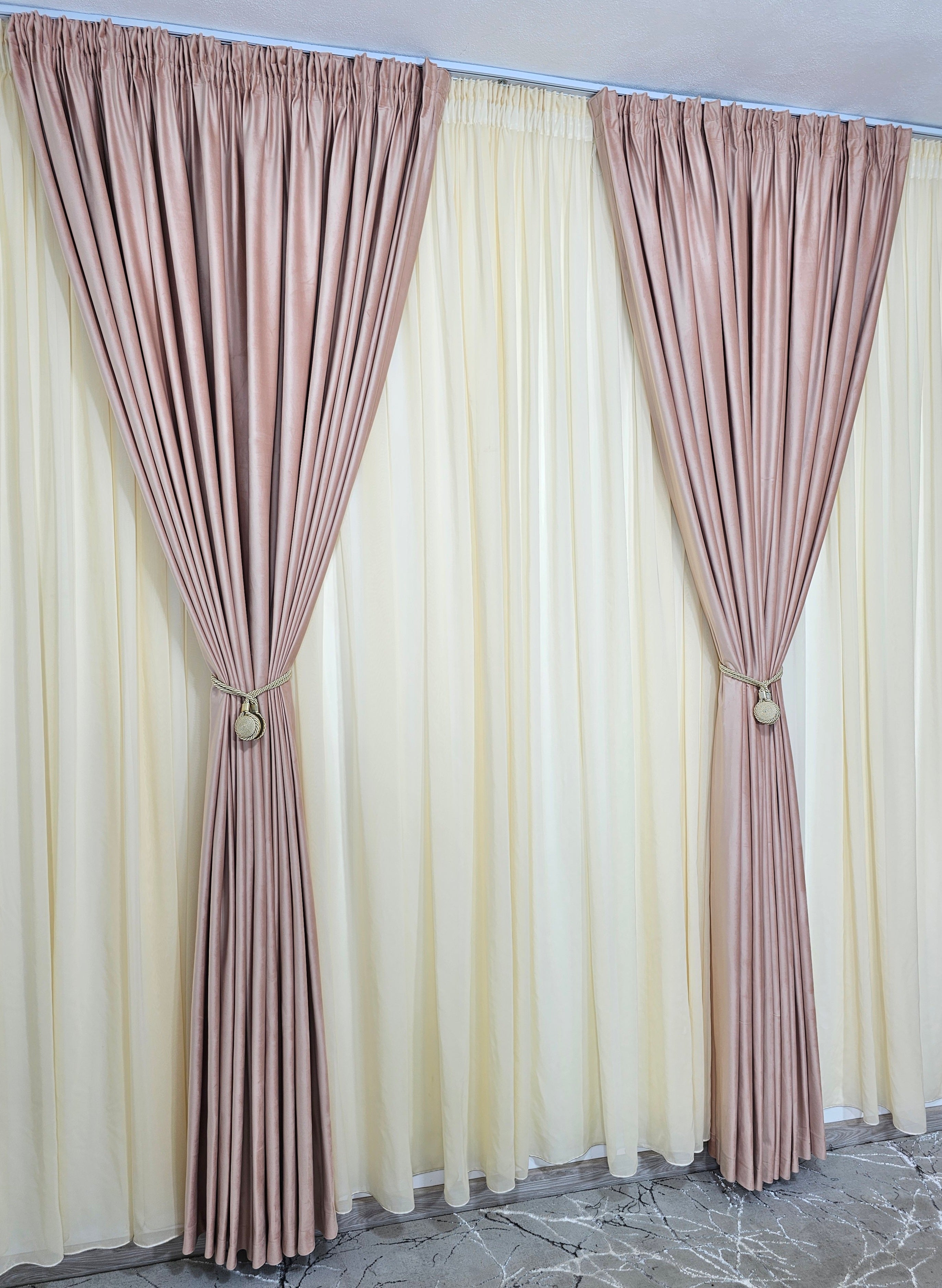 Set Rozalia: perdea crem din jorjet si draperie din catifea roz pal