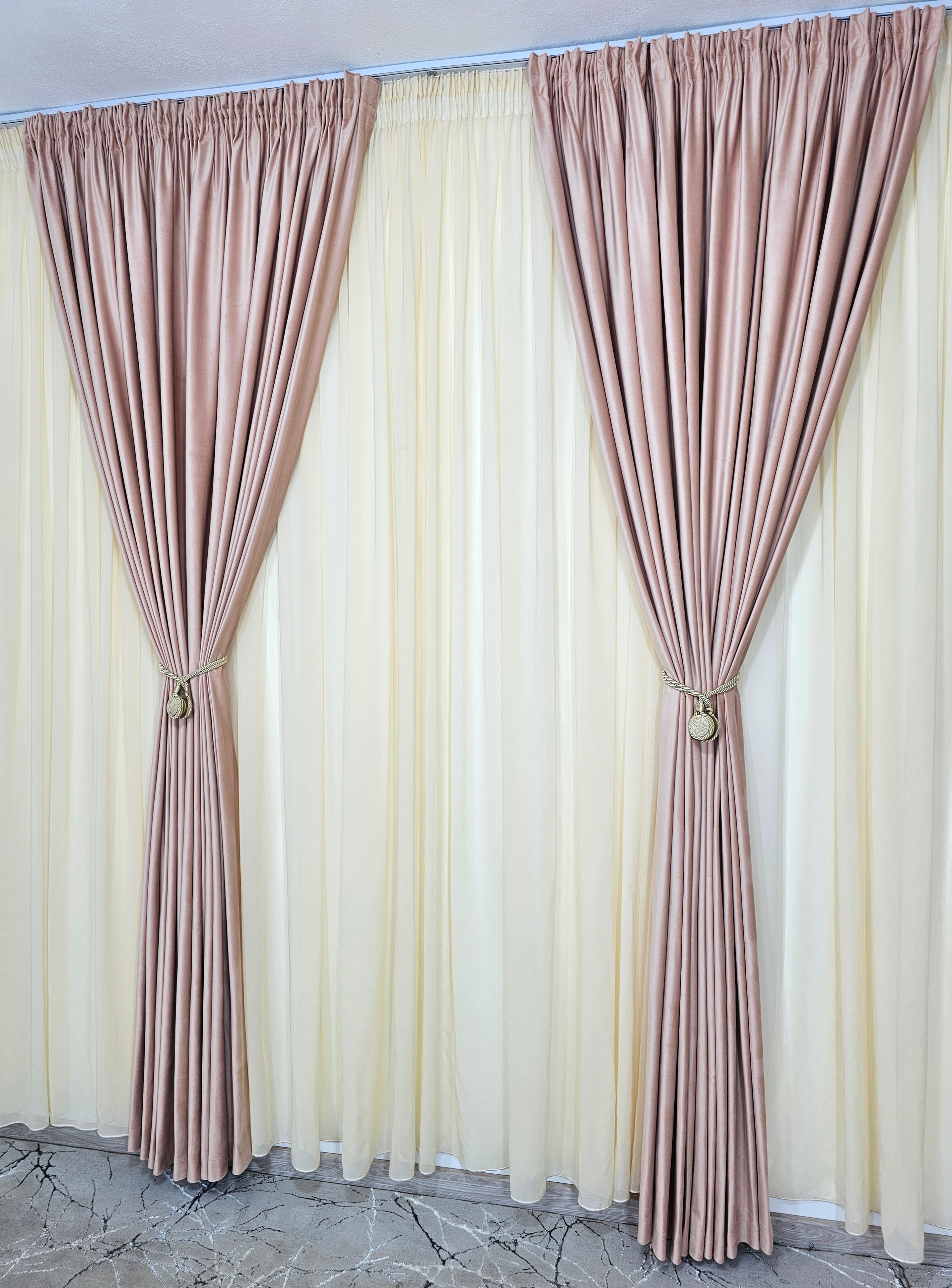 Set Rozalia: perdea crem din jorjet si draperie din catifea roz pal