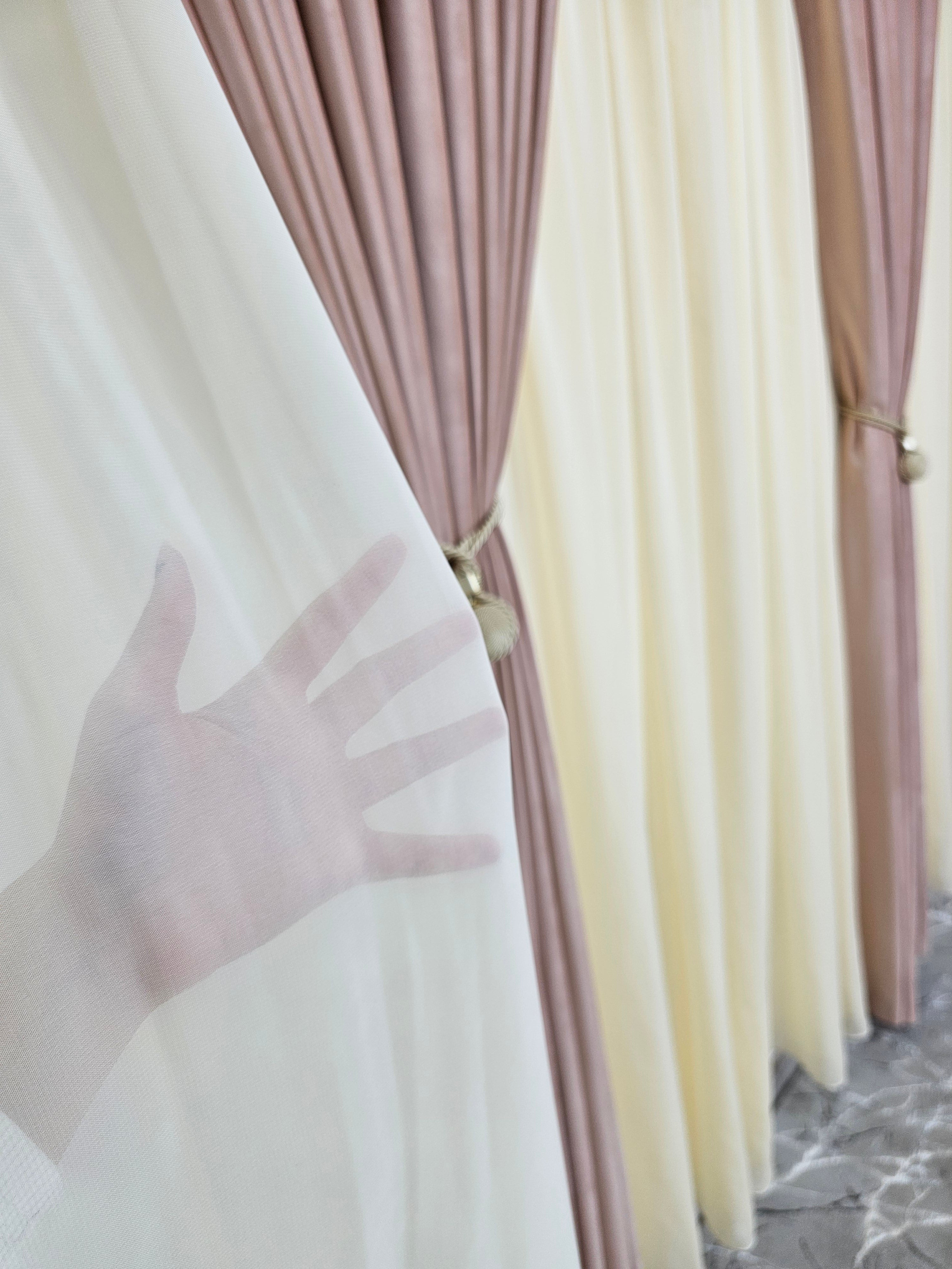 Set Rozalia: perdea crem din jorjet si draperie din catifea roz pal
