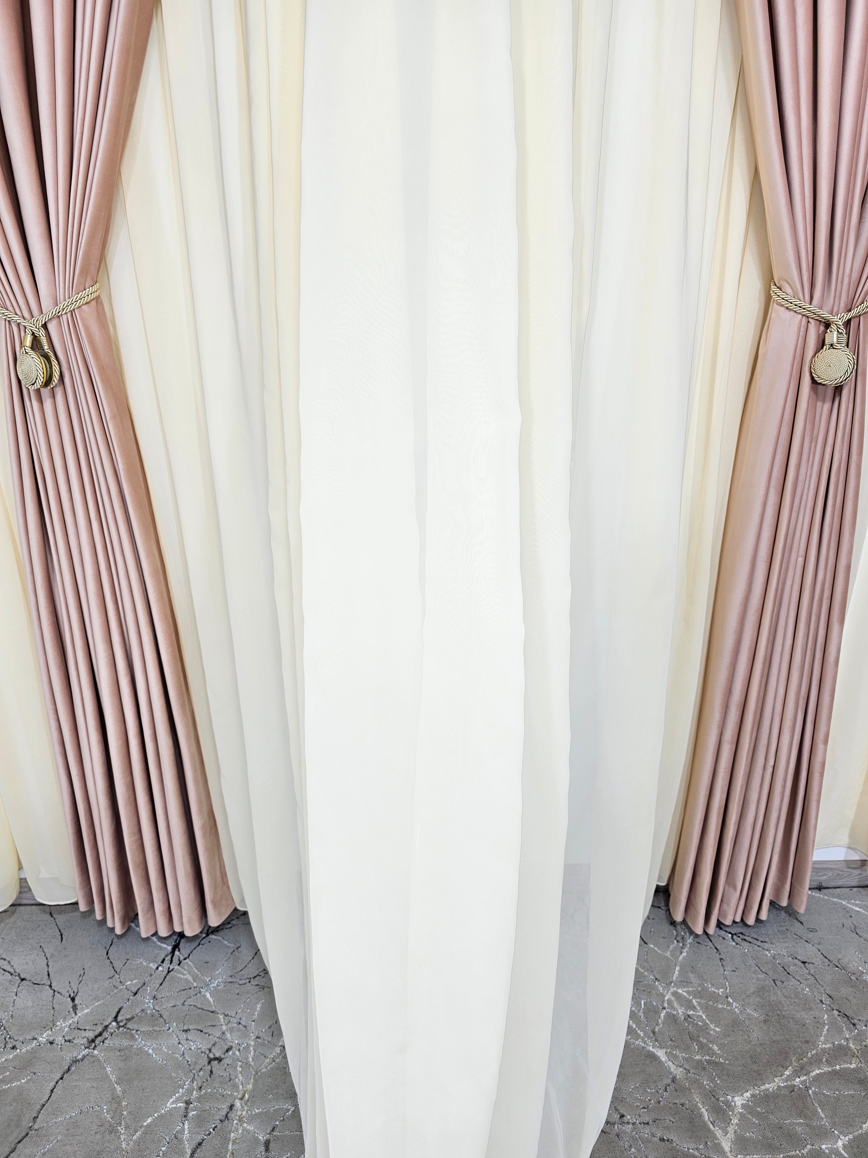 Set Rozalia: perdea crem din jorjet si draperie din catifea roz pal