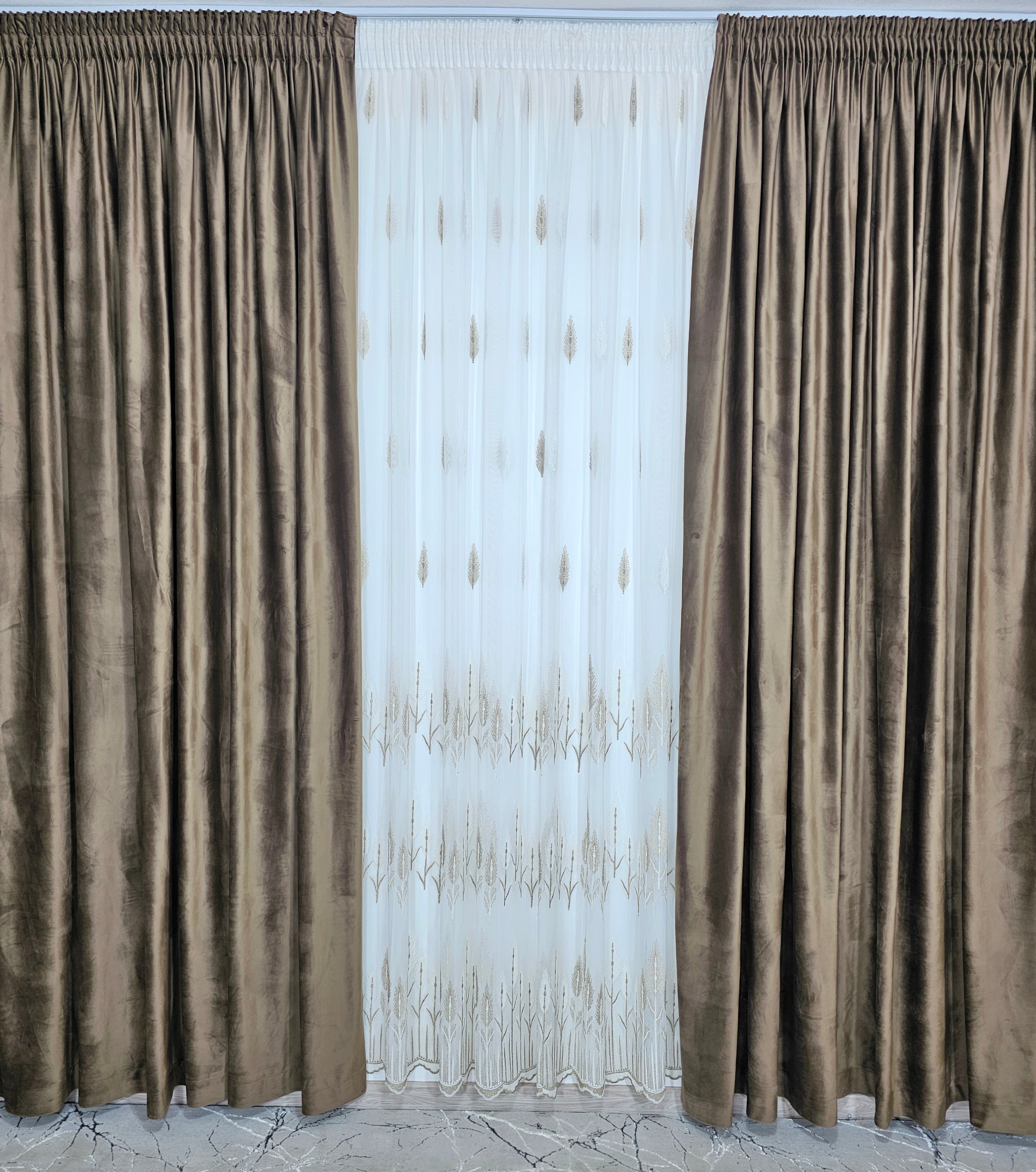 Set Anatolia: perdea din bamboo cu broderie bej si draperie din catifea maro