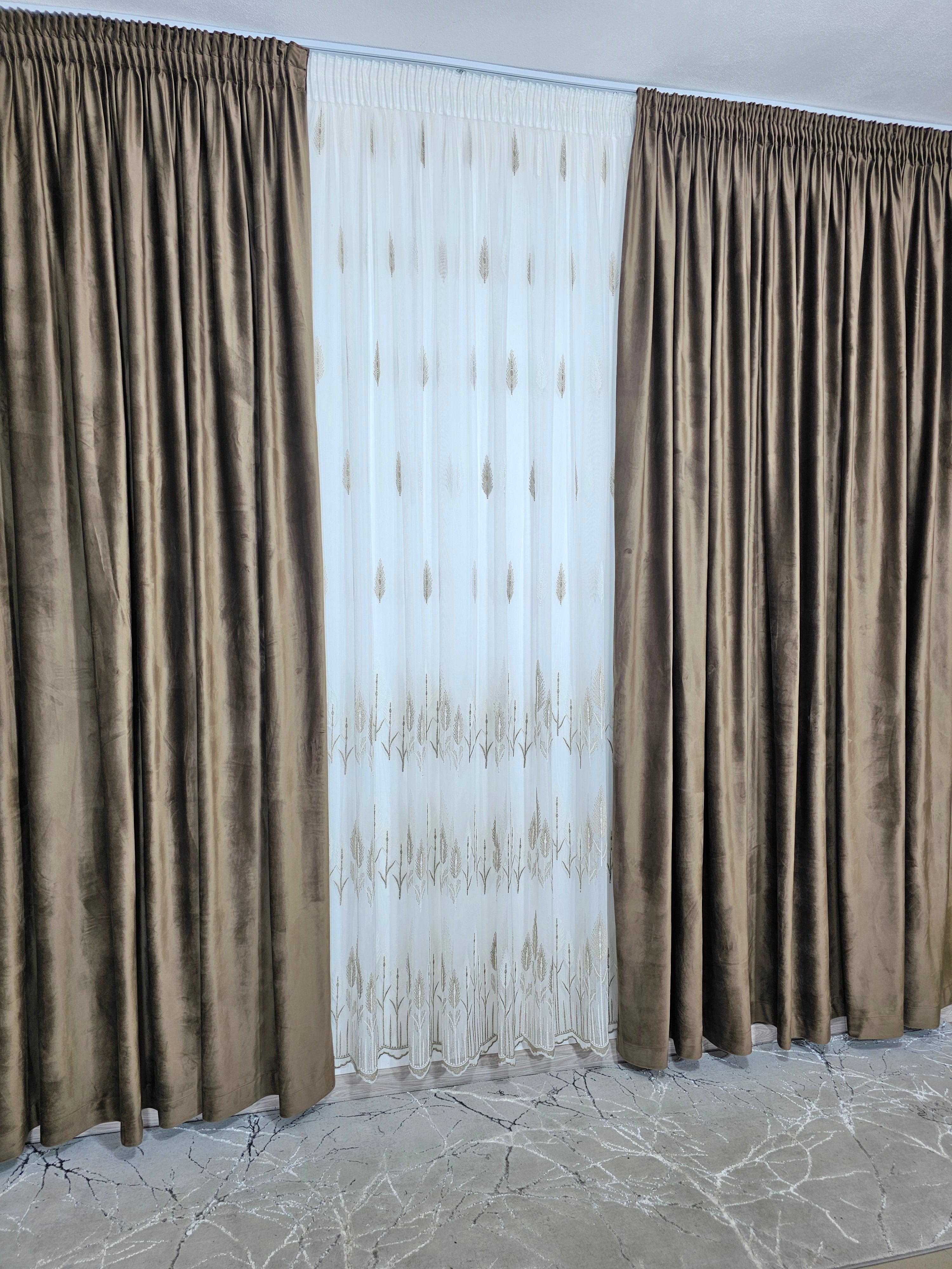 Set Anatolia: perdea din bamboo cu broderie bej si draperie din catifea maro