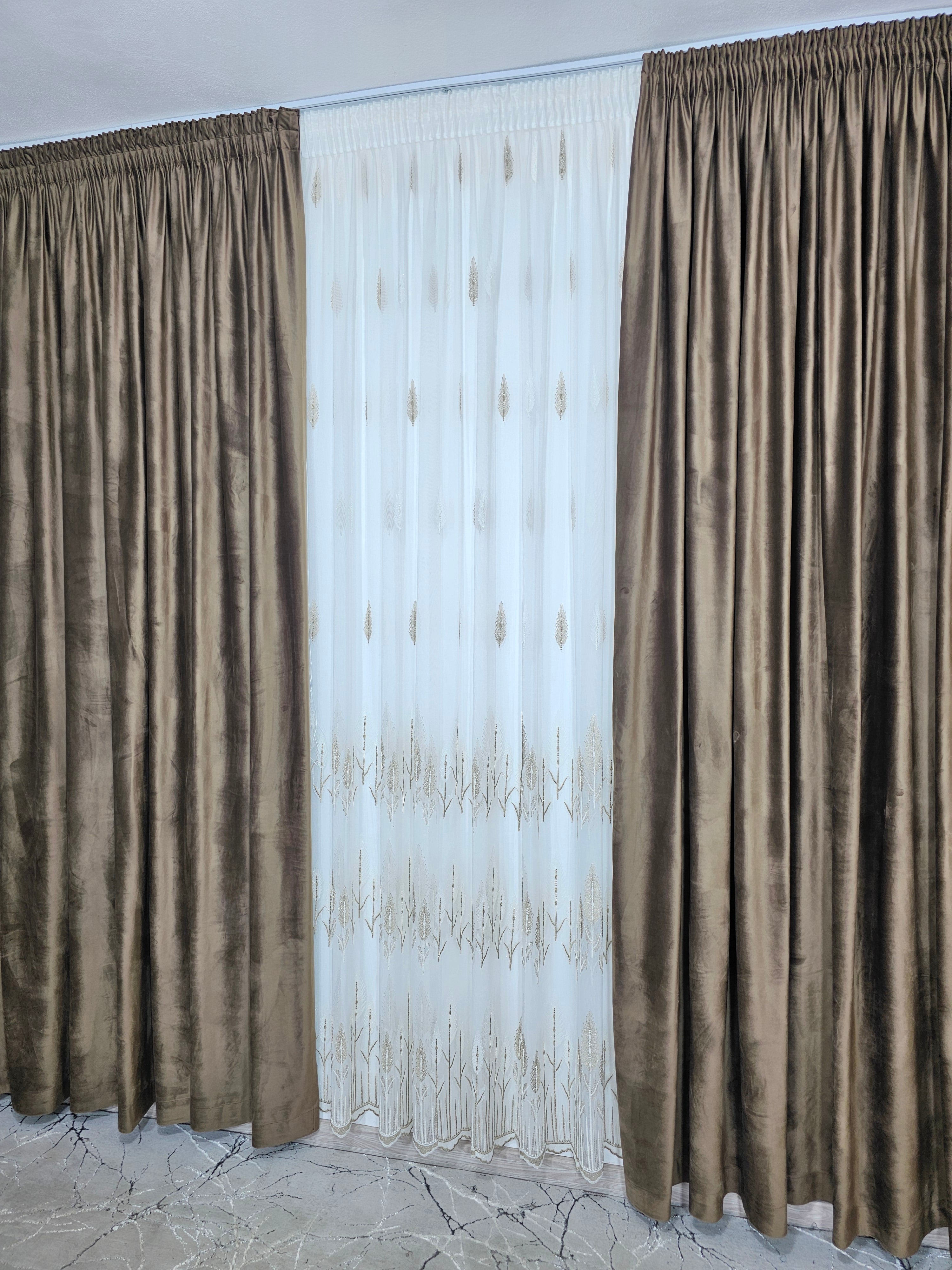 Set Anatolia: perdea din bamboo cu broderie bej si draperie din catifea maro