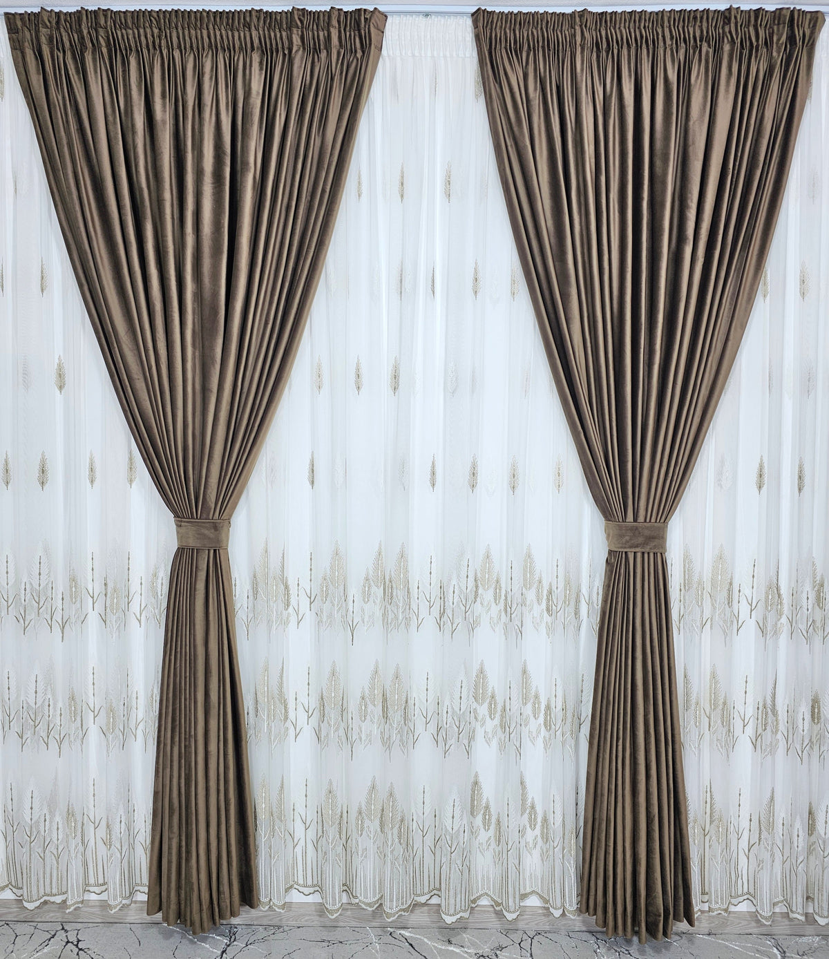 Set Anatolia – Perdea din Bamboo cu Broderie Bej si Draperie Catifea Maro – ideal pentru livinguri cu canapele crem, cappuccino sau maro si mobilier lemn natur sau wenge – confectionat pe comanda
