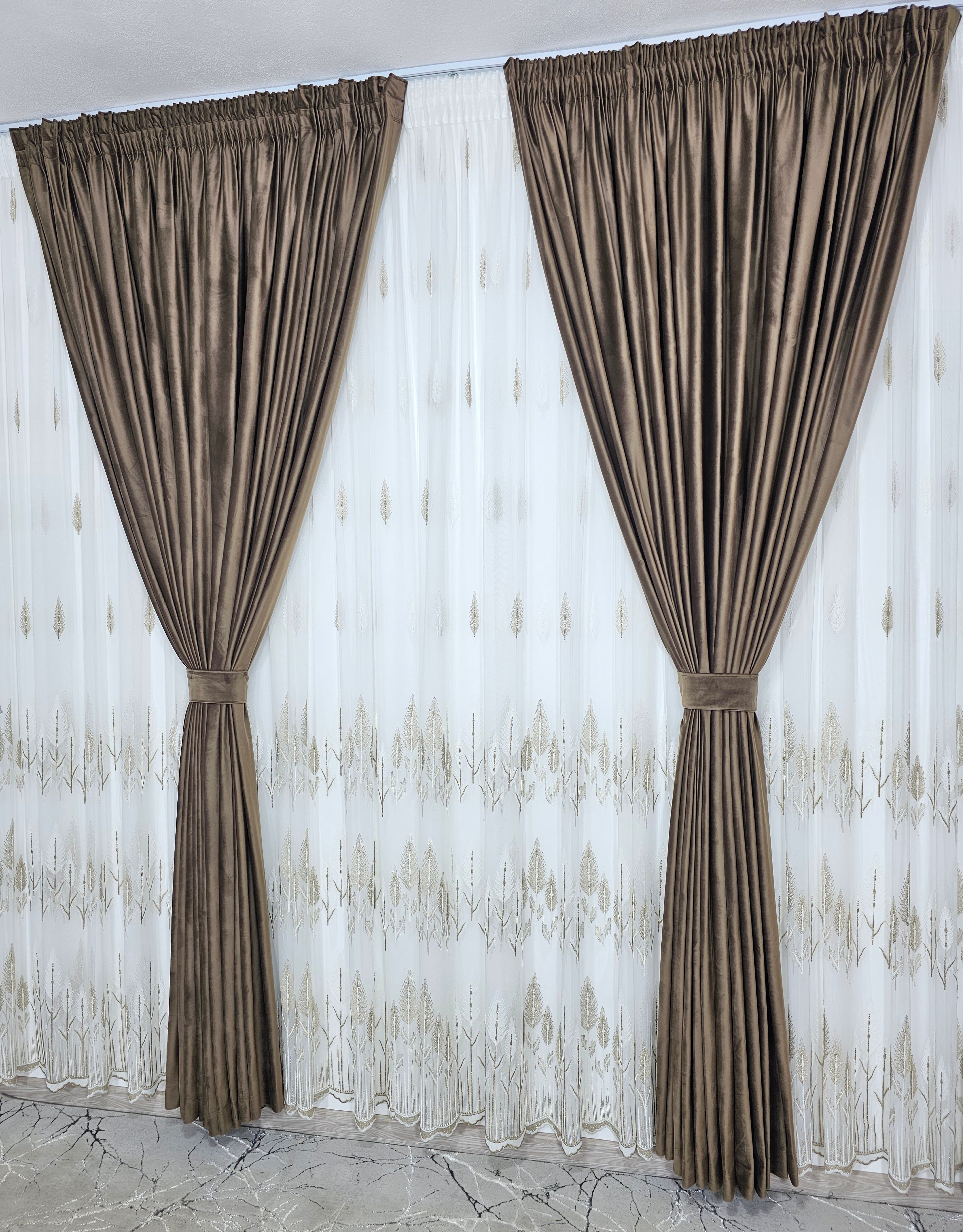 Set Anatolia: perdea din bamboo cu broderie bej si draperie din catifea maro