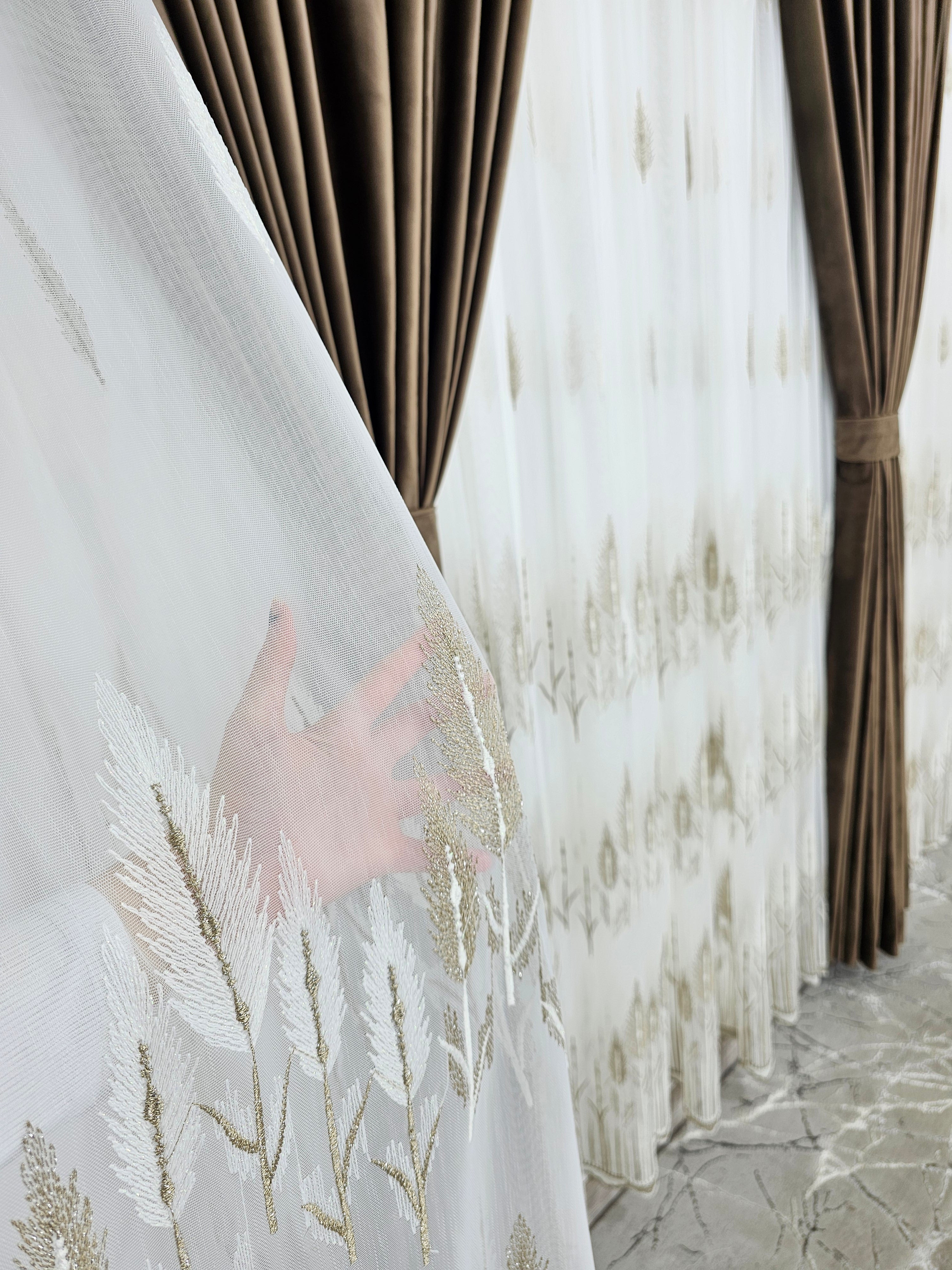 Set Anatolia: perdea din bamboo cu broderie bej si draperie din catifea maro