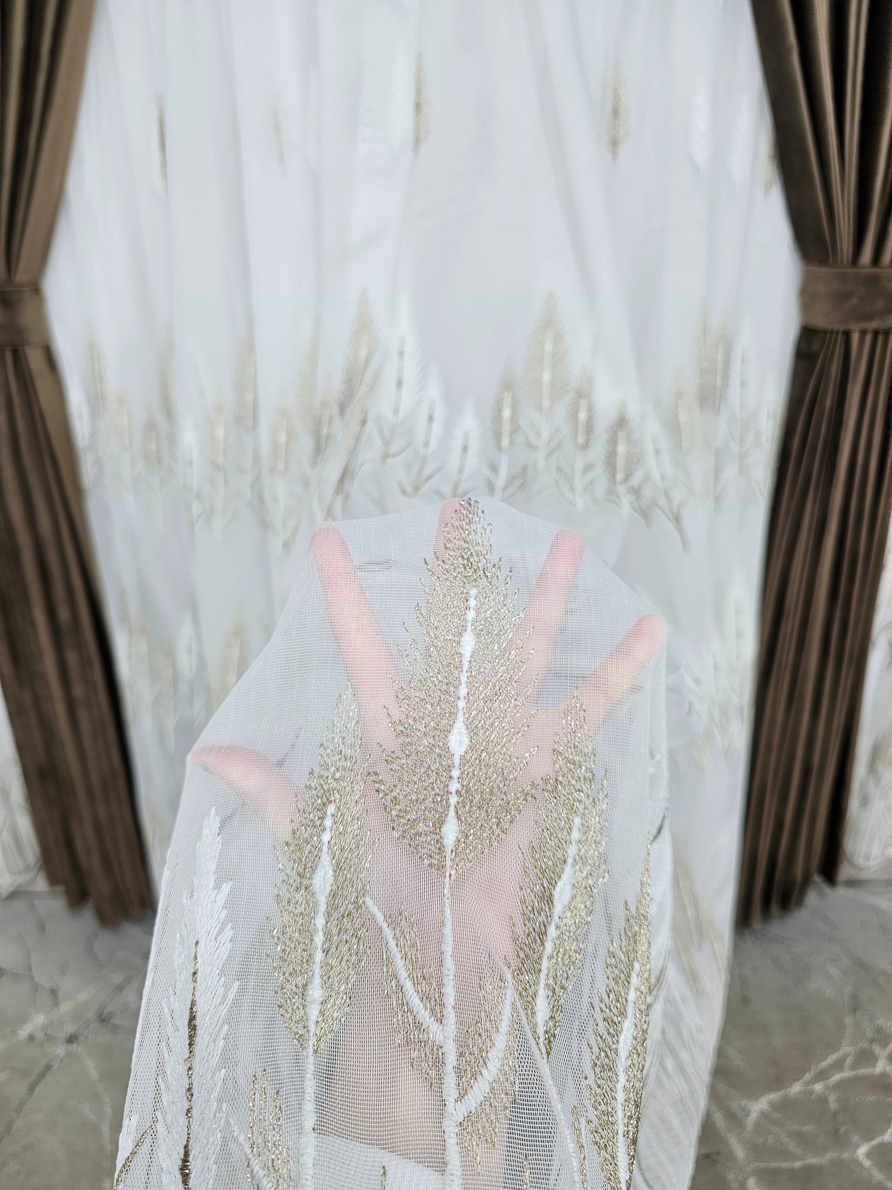 Set Anatolia: perdea din bamboo cu broderie bej si draperie din catifea maro