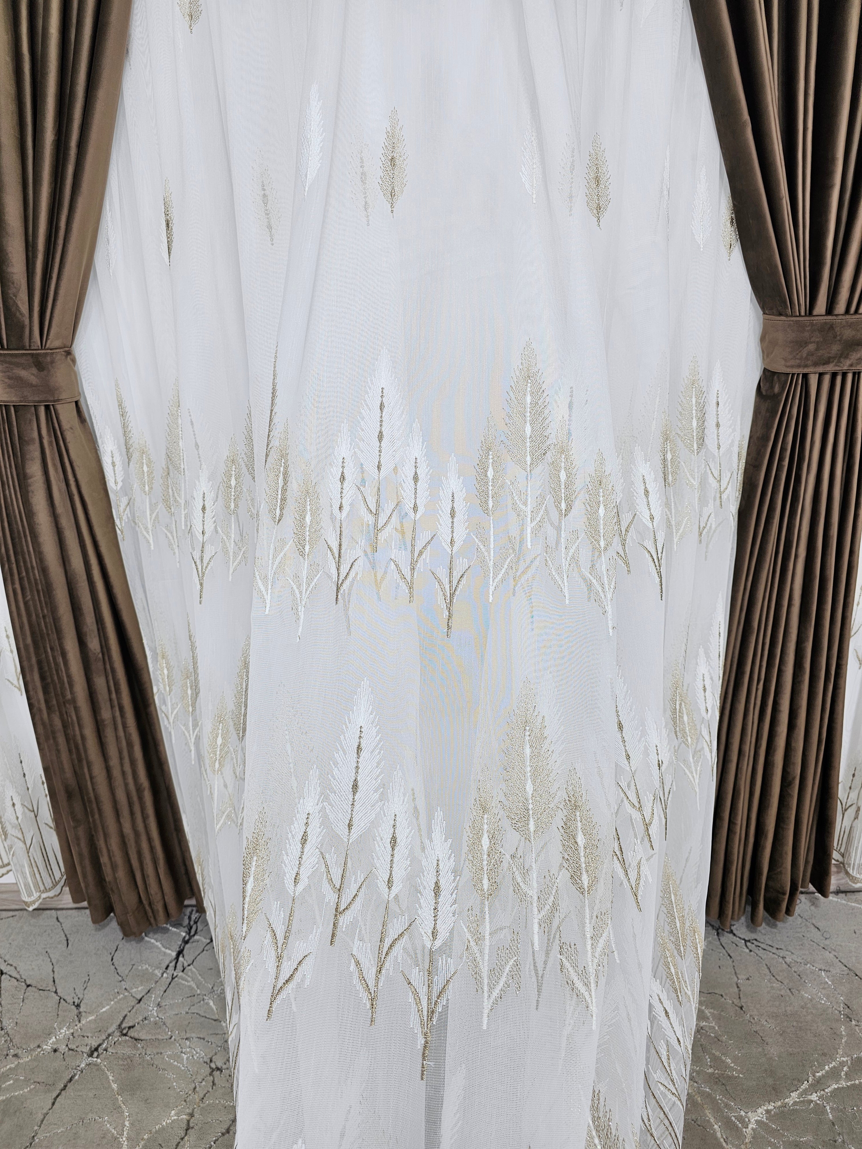 Set Anatolia: perdea din bamboo cu broderie bej si draperie din catifea maro