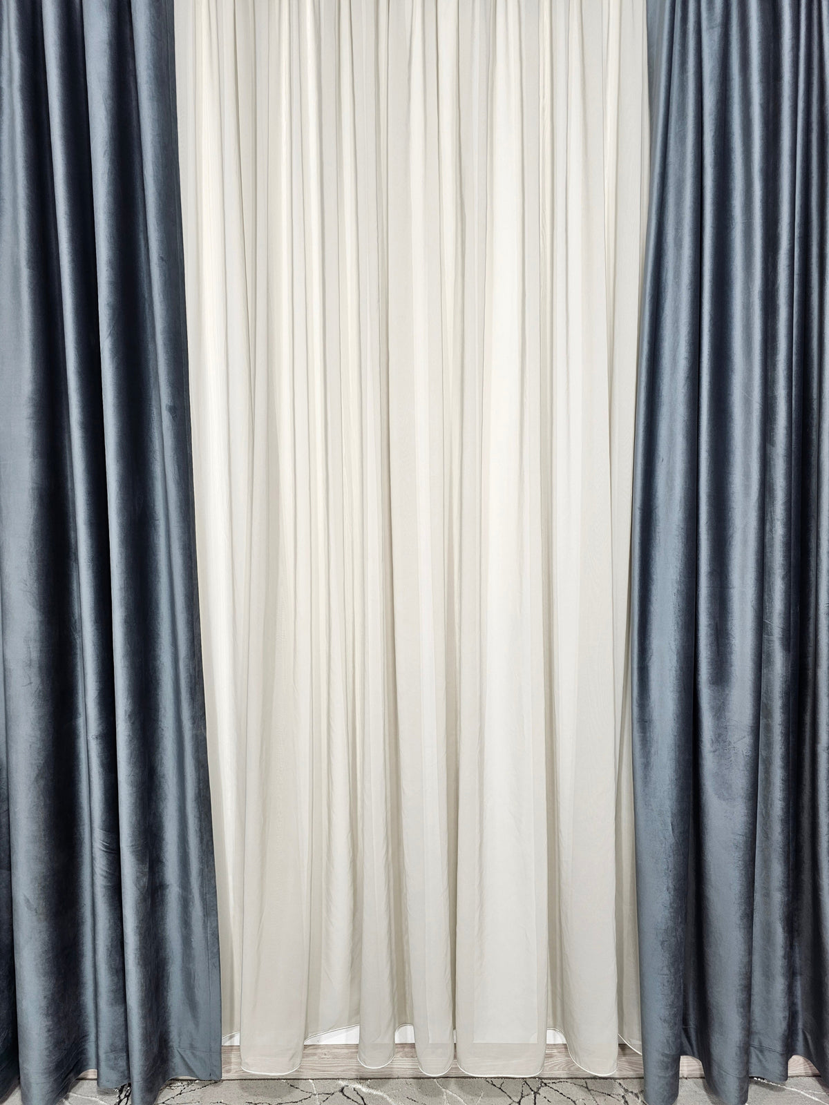 Set Amina – Perdea Gri din Jorjet si Draperie Catifea Gri Inchis – ideal pentru livinguri cu canapele gri, alb sau crem si mobilier alb, negru sau lemn natur – confectionat pe comanda