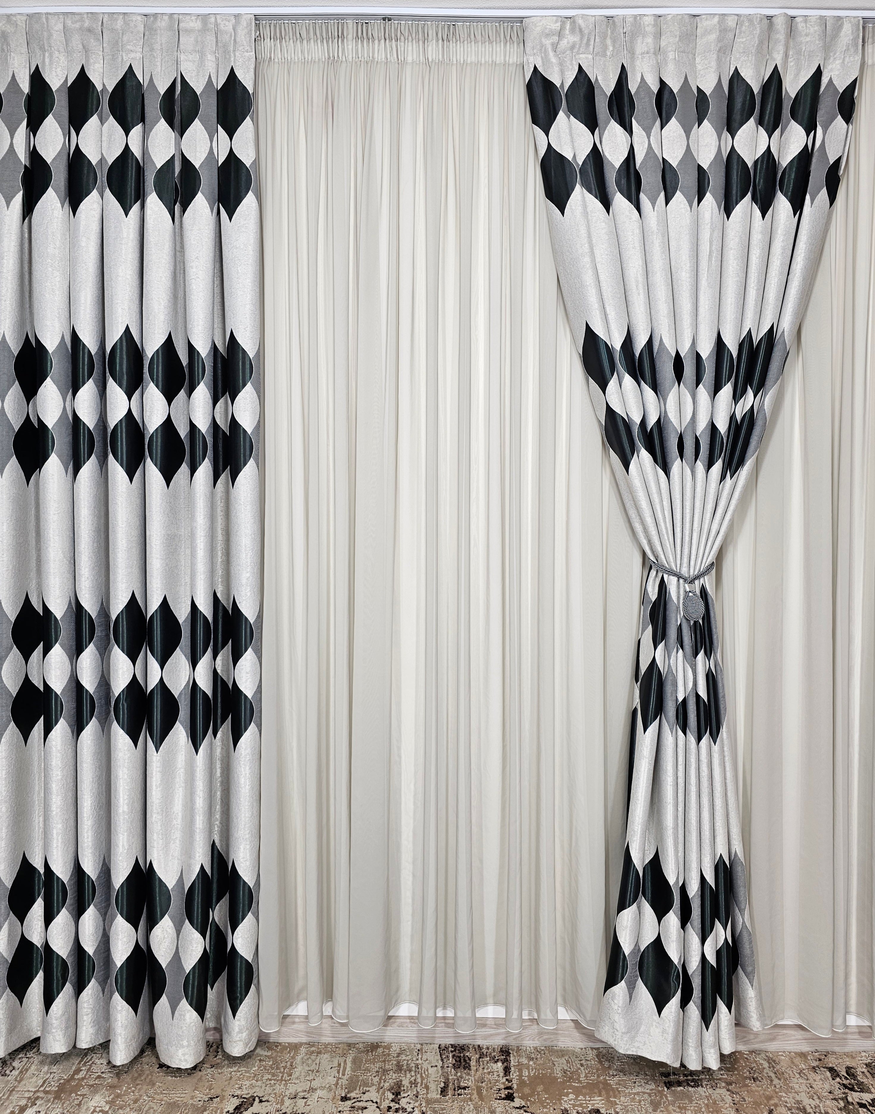 Set Pep: Perdea jorjet gri si Draperie blackout 80% cu doua fete gri cu negru