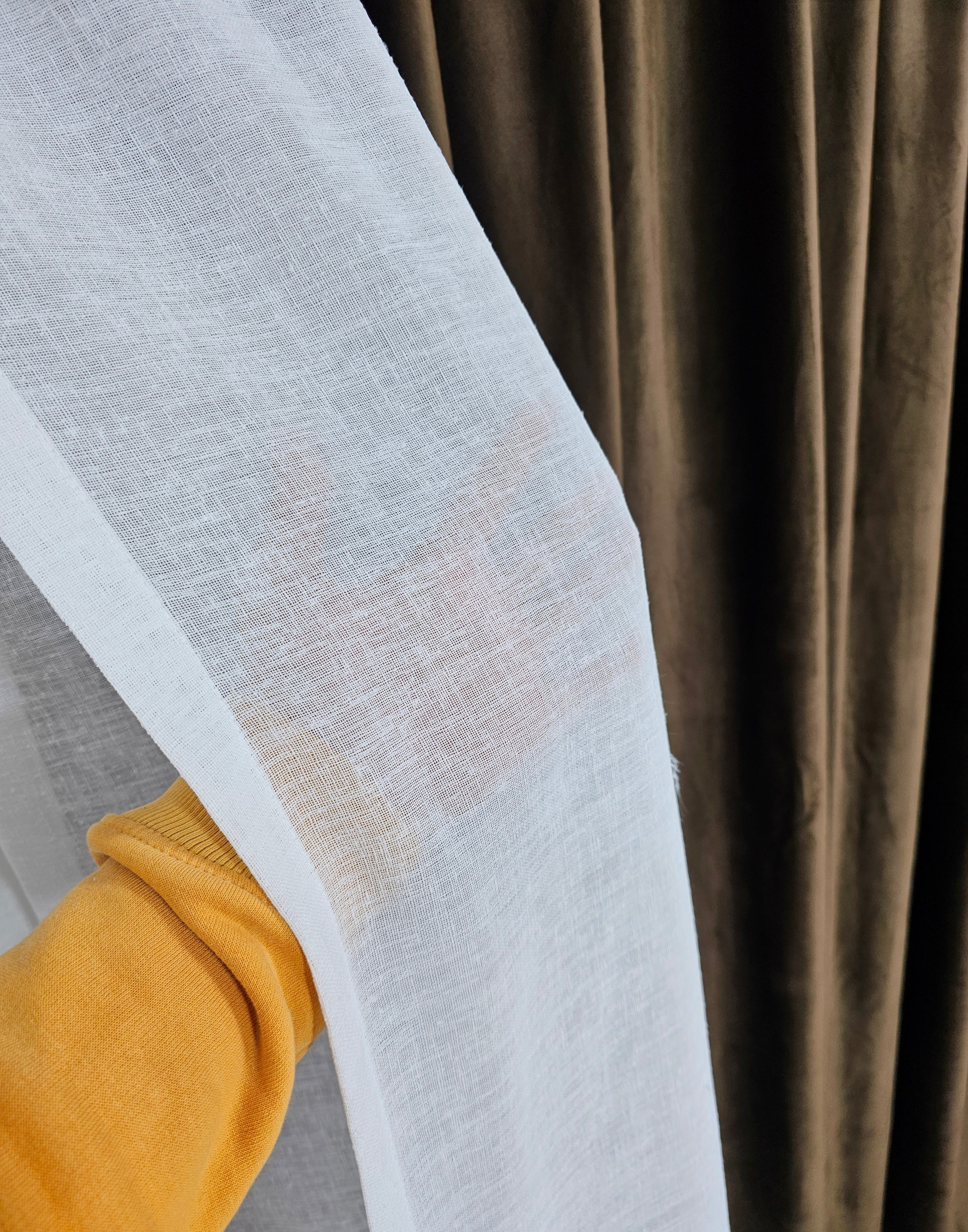 Set Niro: perdea crem din in gros keten si draperie din catifea maro