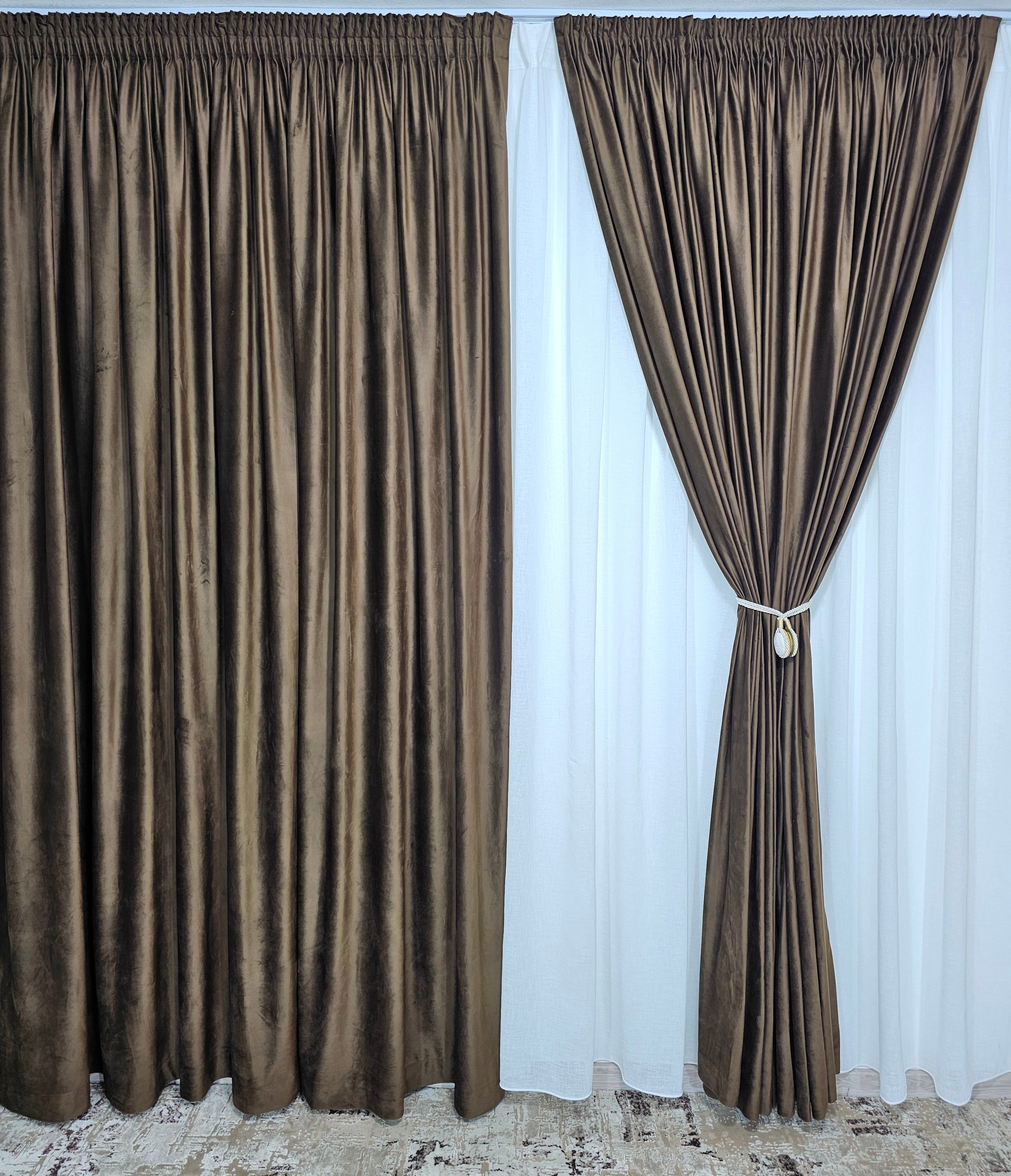 Set Niro: perdea crem din in gros keten si draperie din catifea maro