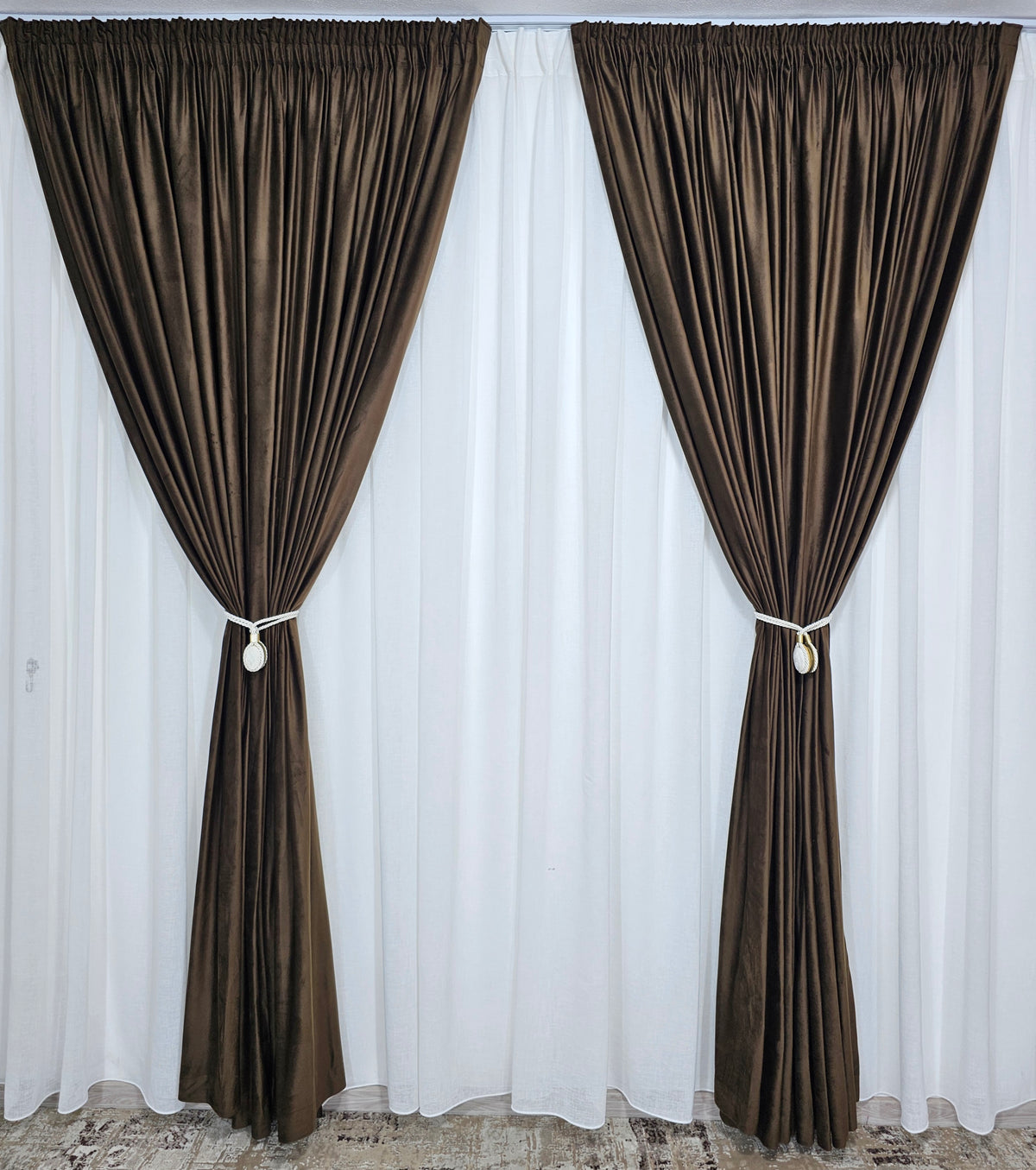Set Niro: perdea crem din in gros keten si draperie din catifea maro