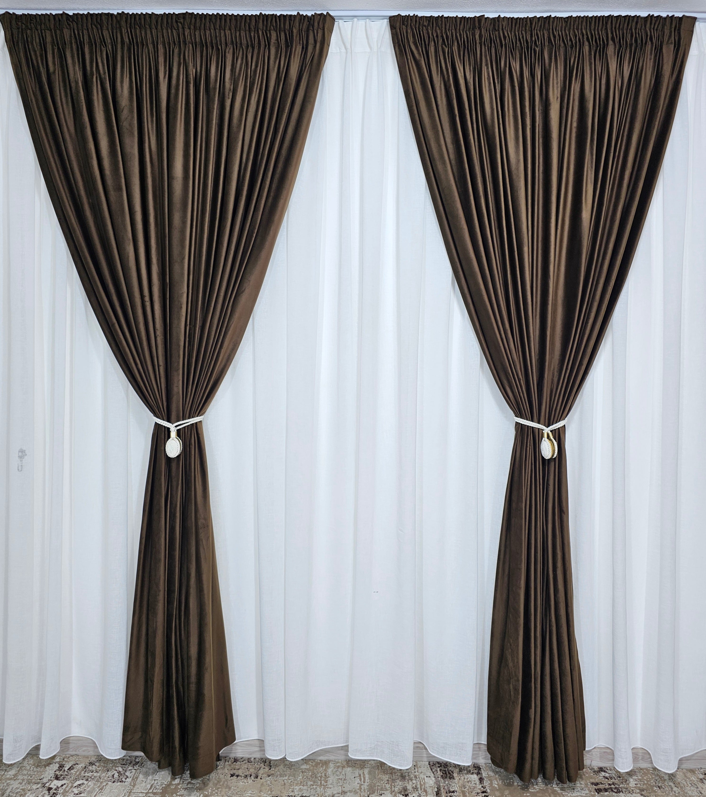 Set Niro: perdea crem din in gros keten si draperie din catifea maro