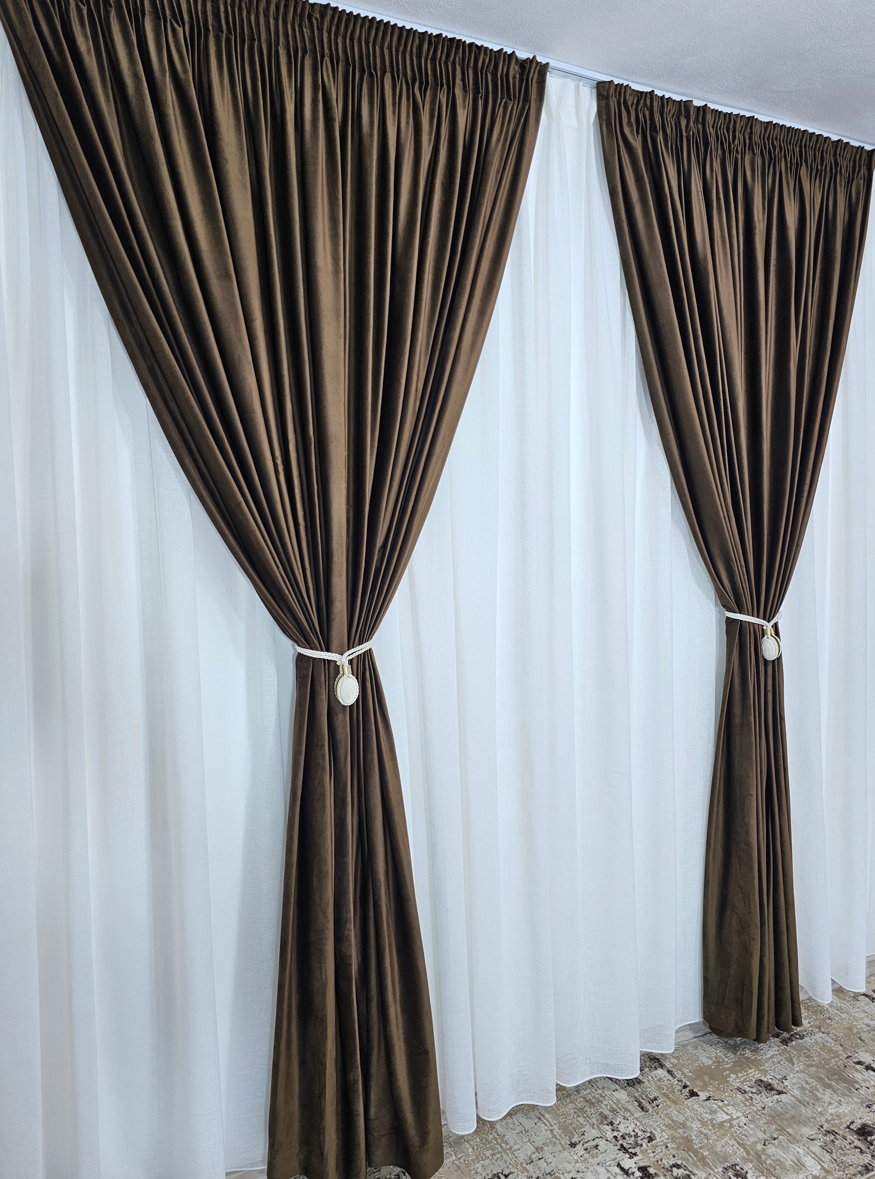 Set Niro: perdea crem din in gros keten si draperie din catifea maro