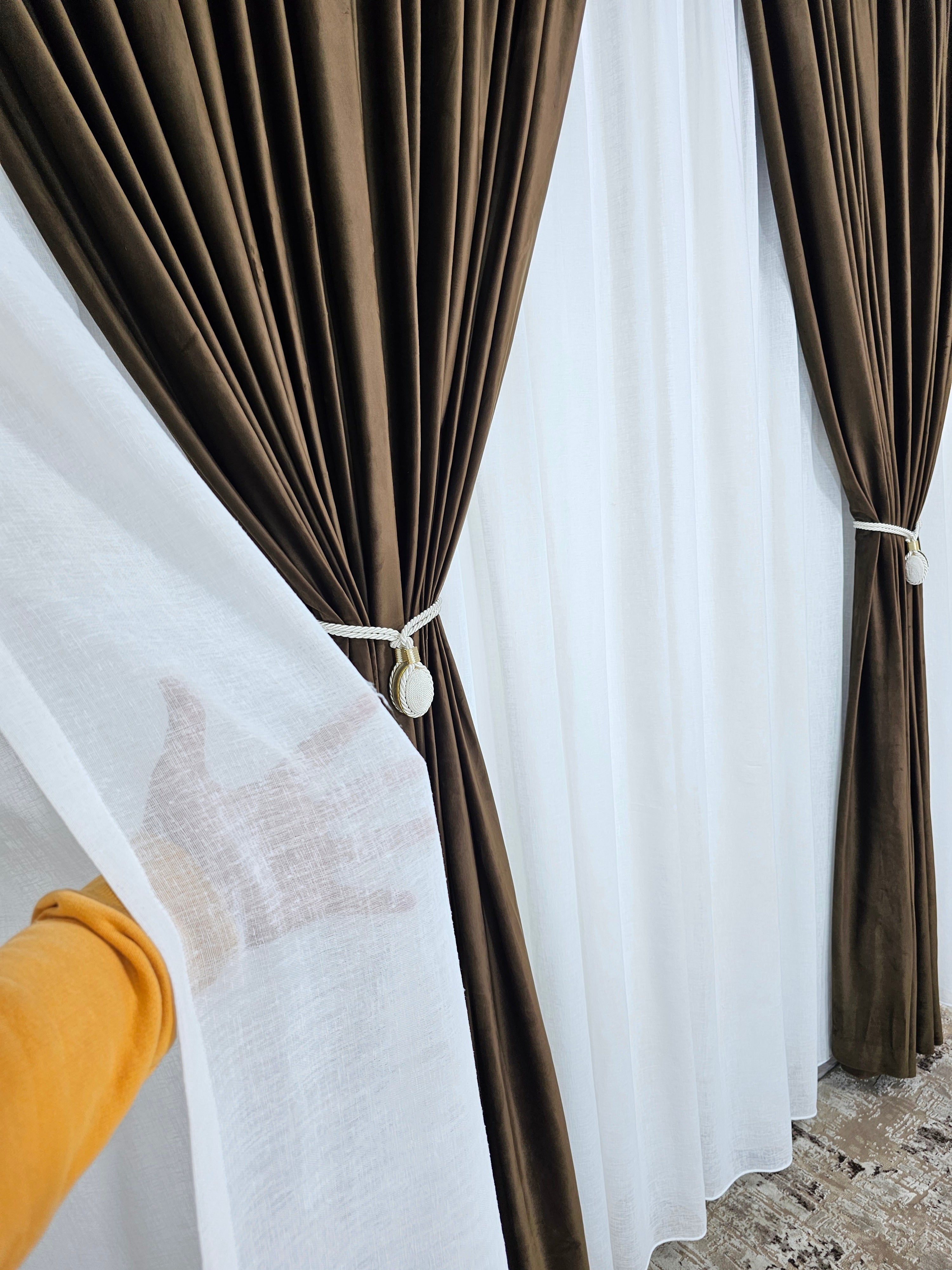 Set Niro: perdea crem din in gros keten si draperie din catifea maro