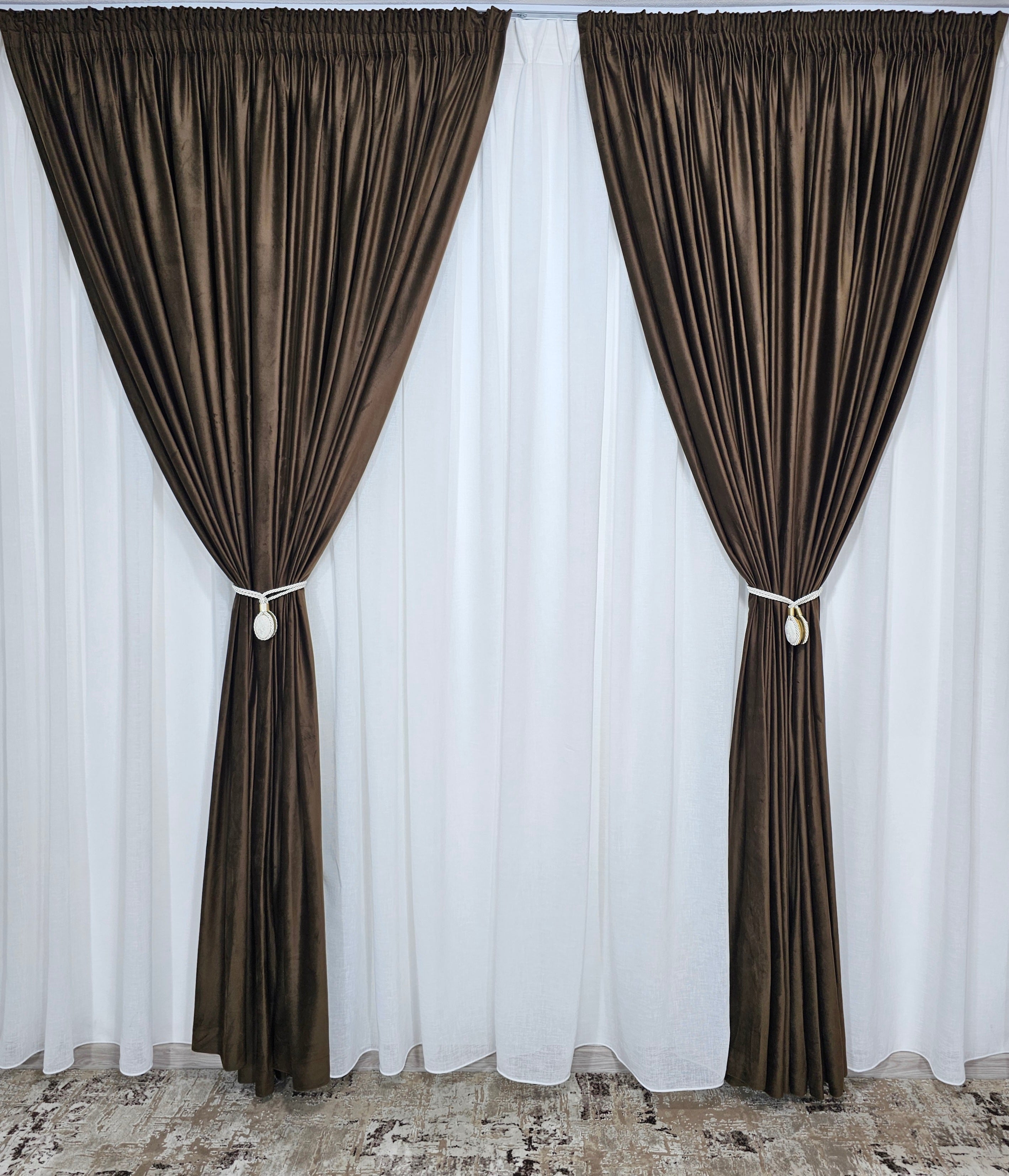 Set Niro: perdea crem din in gros keten si draperie din catifea maro