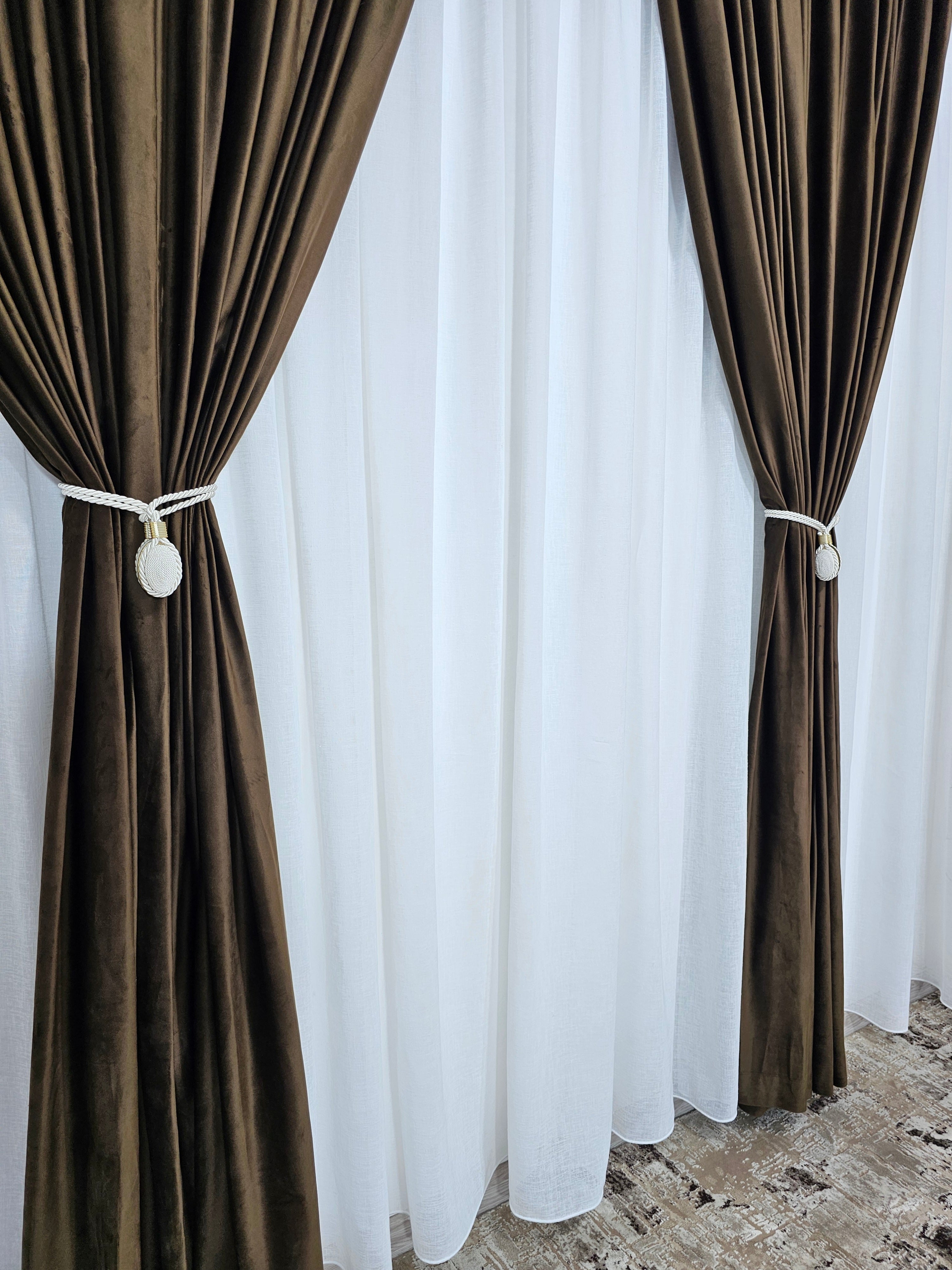 Set Niro: perdea crem din in gros keten si draperie din catifea maro