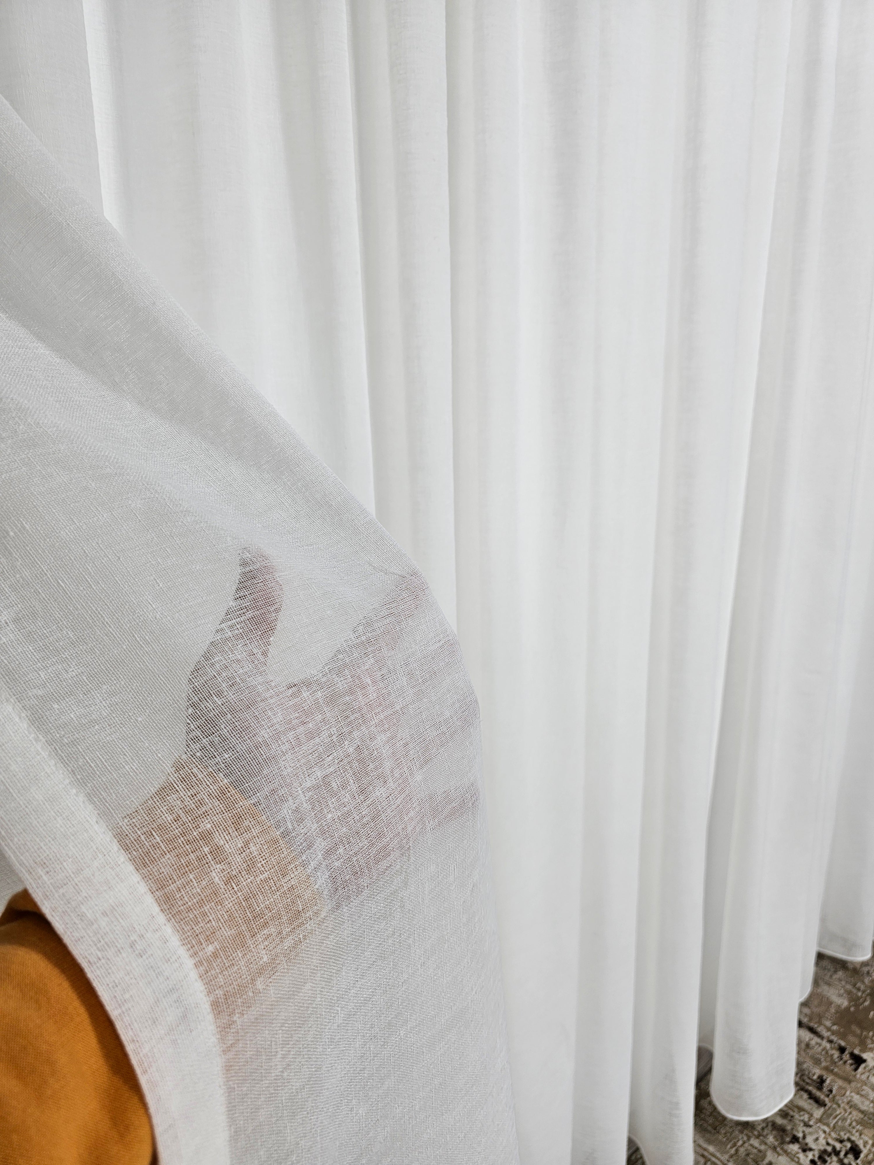 Set Niro: perdea crem din in gros keten si draperie din catifea maro