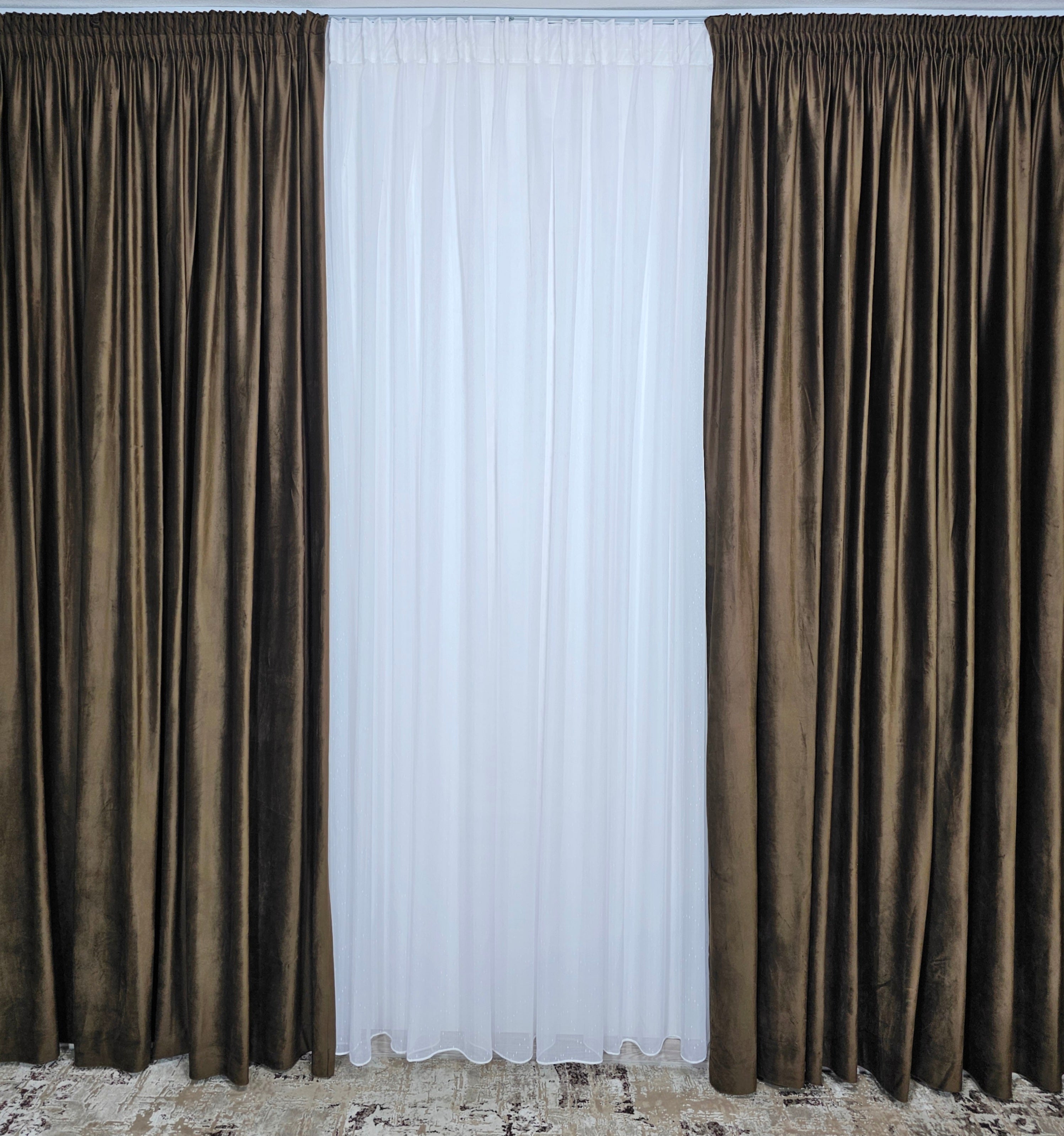 Set Jean: perdea alba tip in cu textura de ploita si draperie din catifea maro