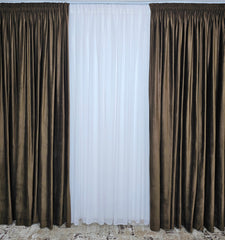Set Jean: perdea alba tip in cu textura de ploita si draperie din catifea maro