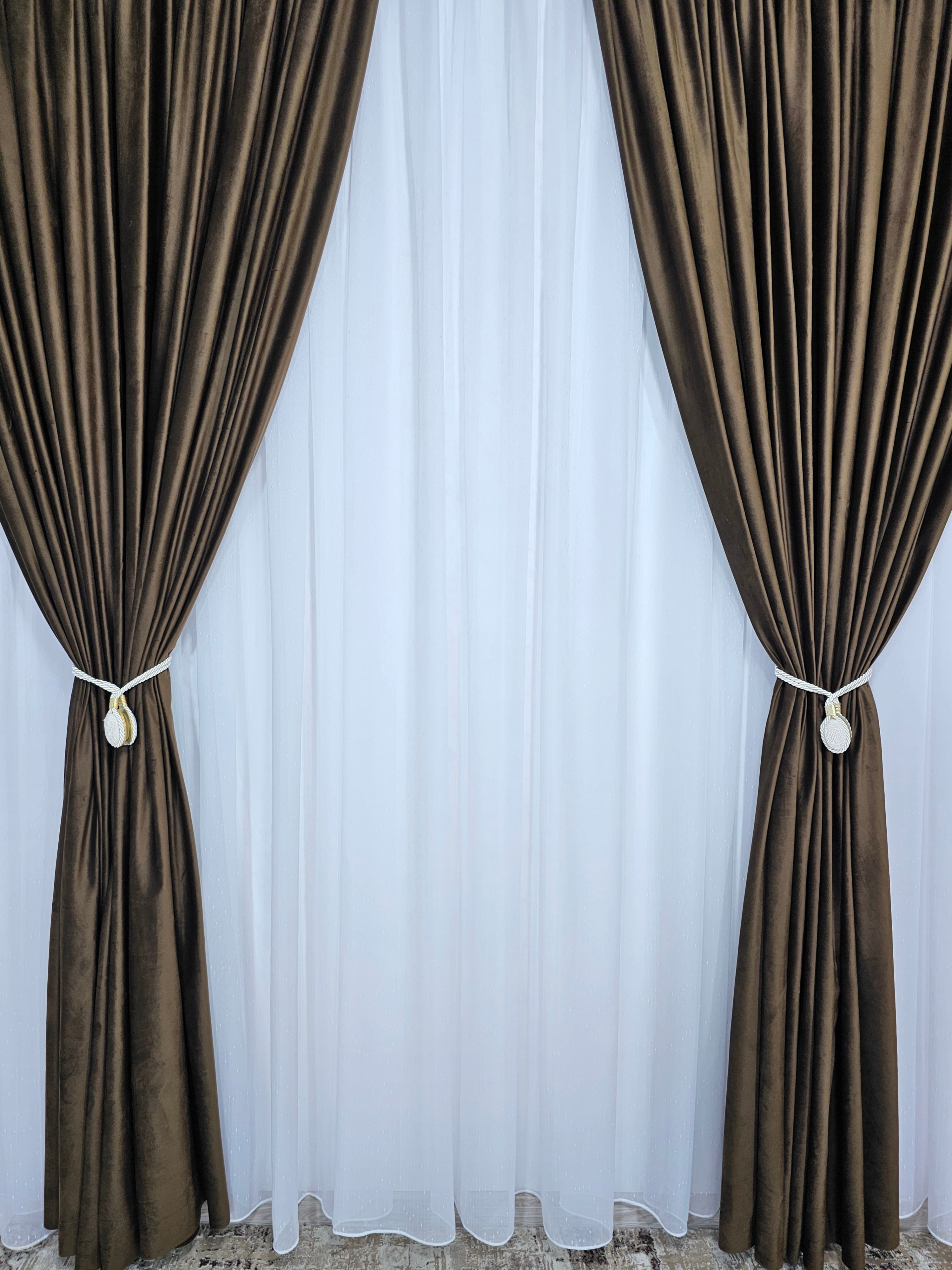 Set Jean: perdea alba tip in cu textura de ploita si draperie din catifea maro
