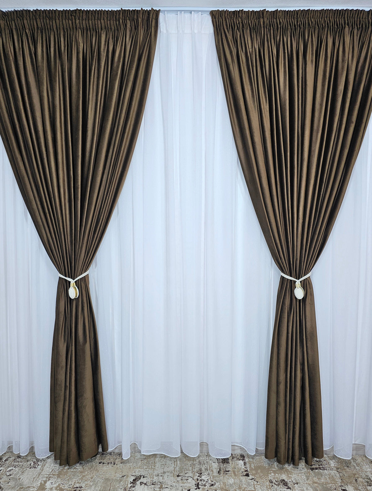 Set Jean – Perdea Alba Tip In cu Textura de Ploita si Draperie Catifea Maro – ideal pentru livinguri cu canapele crem, cappuccino sau maro si mobilier lemn natur sau wenge – confectionat pe comanda