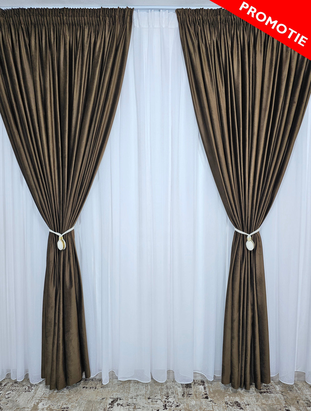 Set Jean: perdea alba tip in cu textura de ploita si draperie din catifea maro