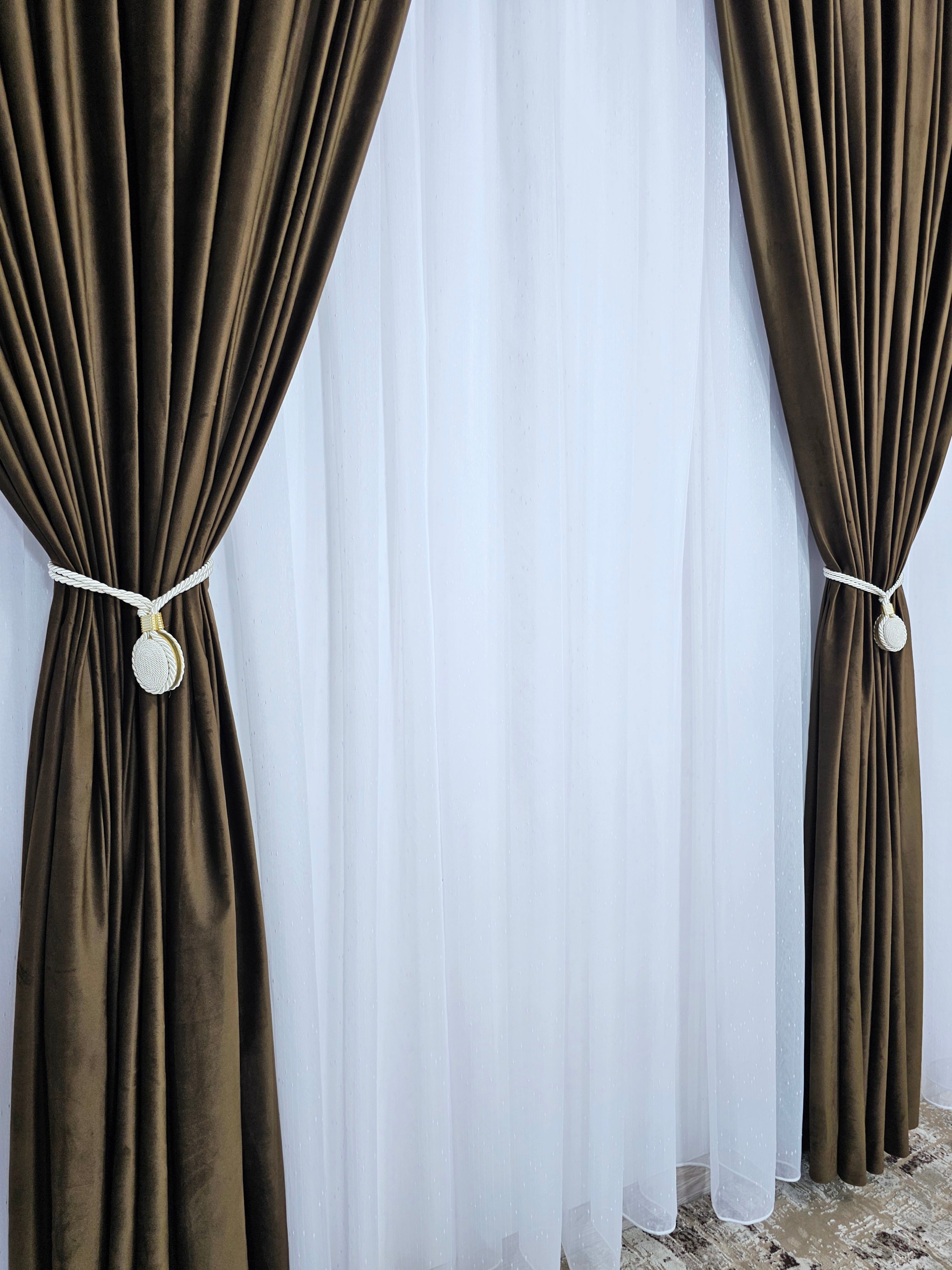 Set Jean: perdea alba tip in cu textura de ploita si draperie din catifea maro