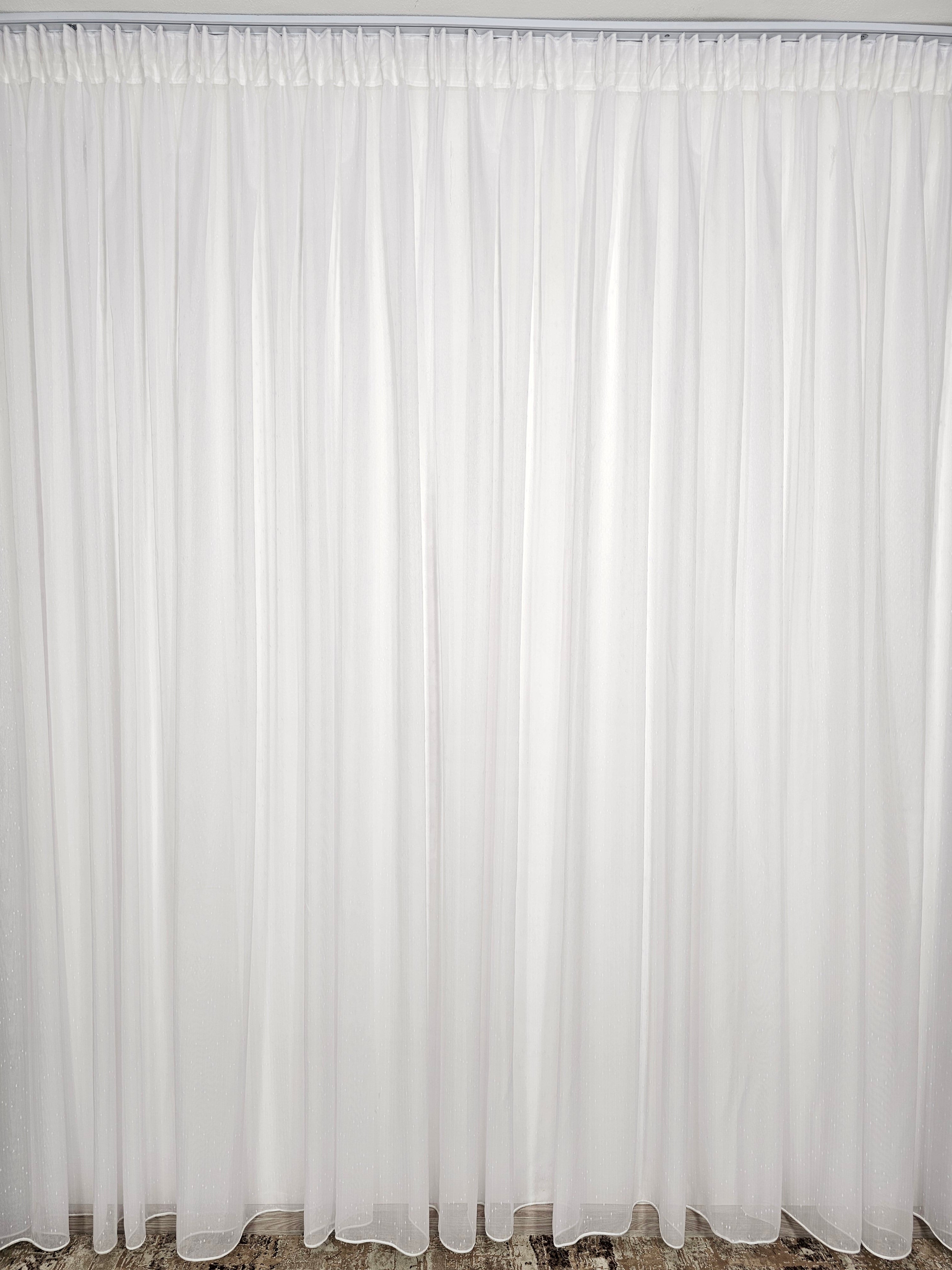 Set Jean: perdea alba tip in cu textura de ploita si draperie din catifea maro