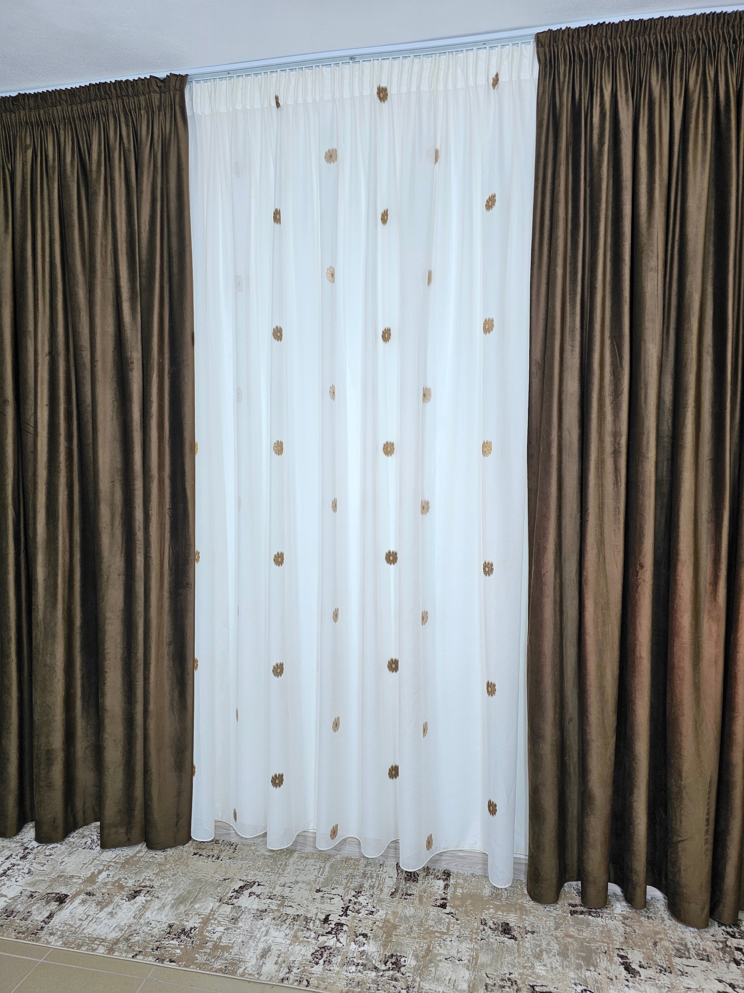 Set Diego: perdea crem din in cristal cu flori crem-maro si draperie catifea maro