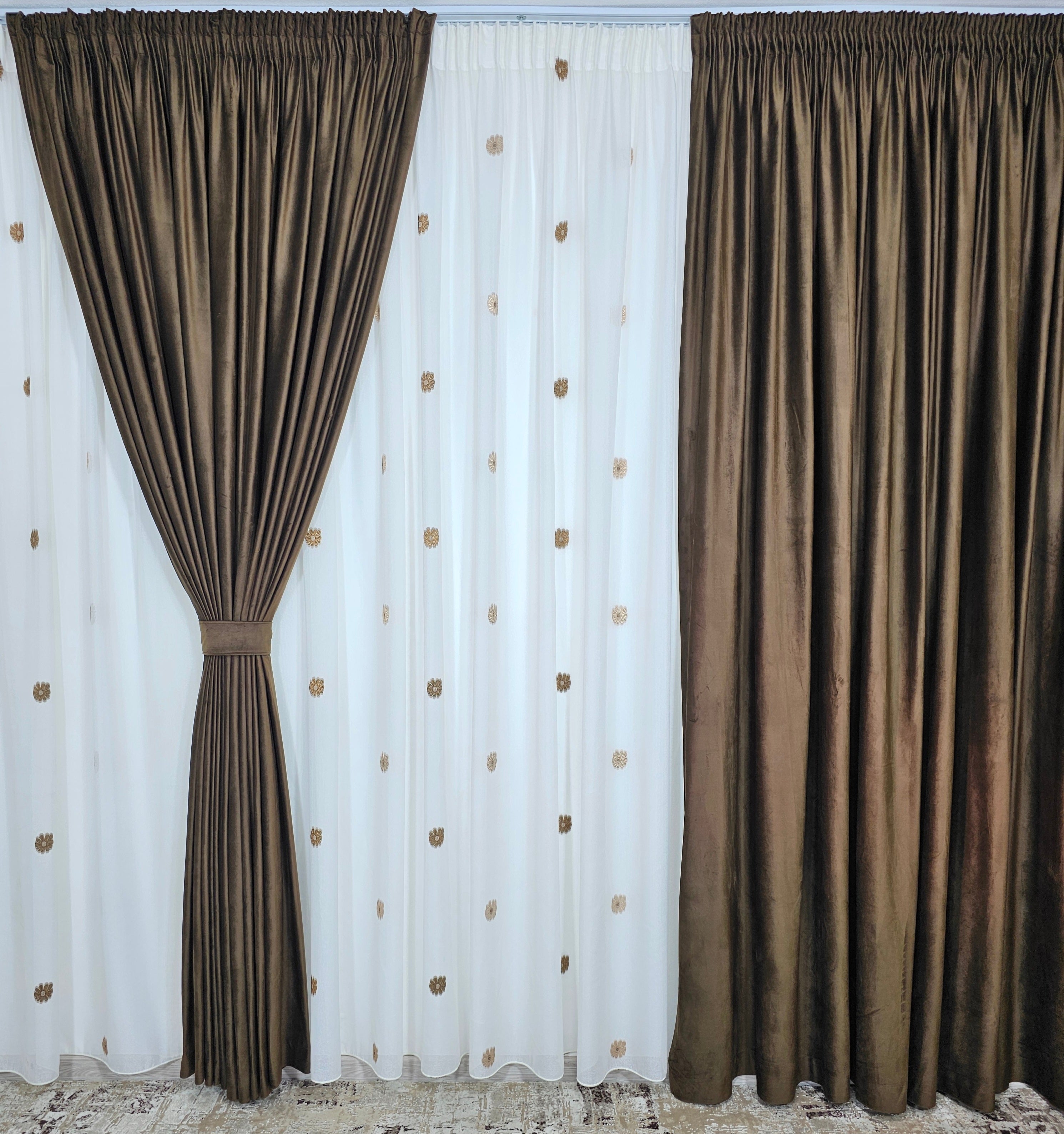 Set Diego: perdea crem din in cristal cu flori crem-maro si draperie catifea maro