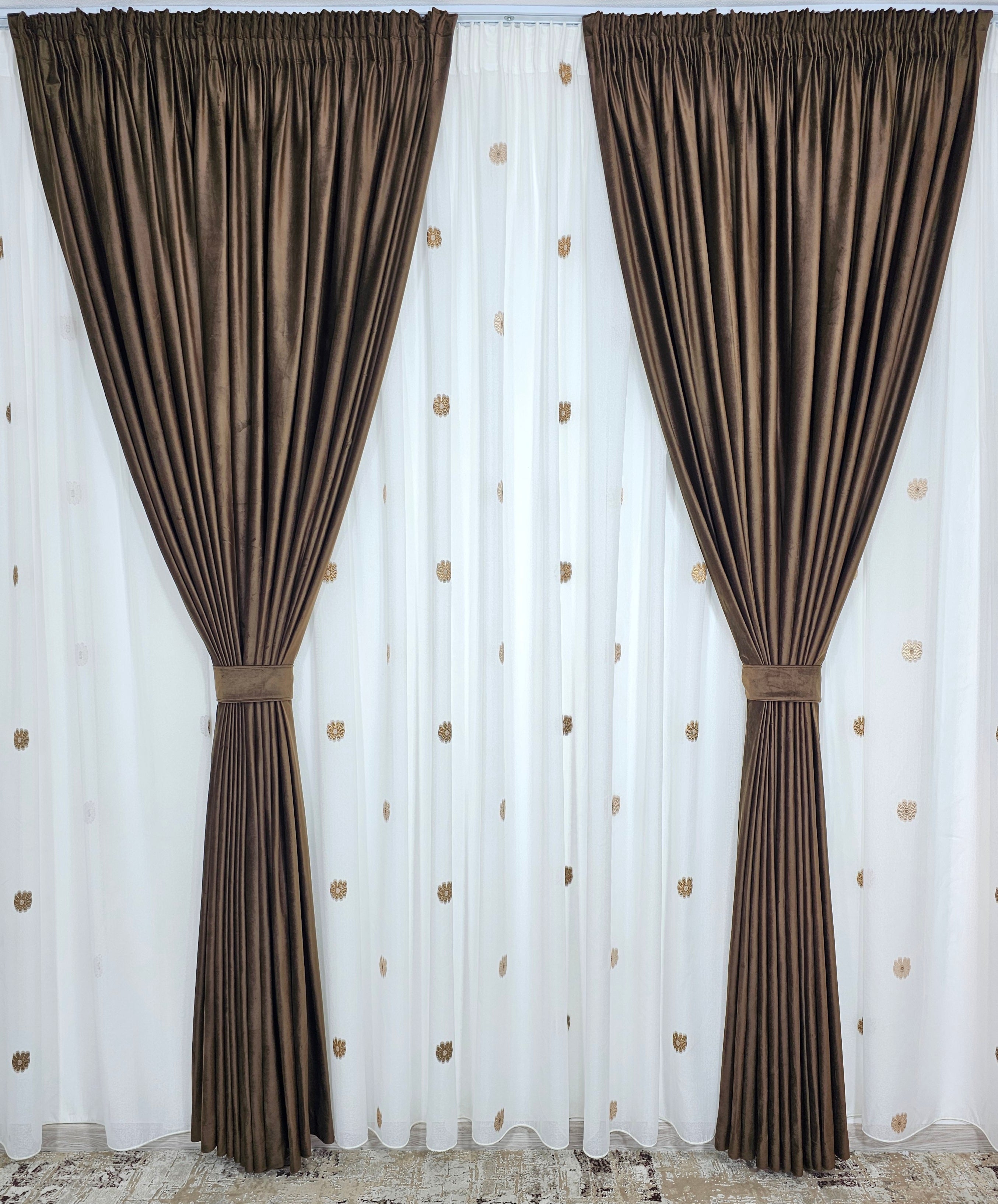Set Diego: perdea crem din in cristal cu flori crem-maro si draperie catifea maro