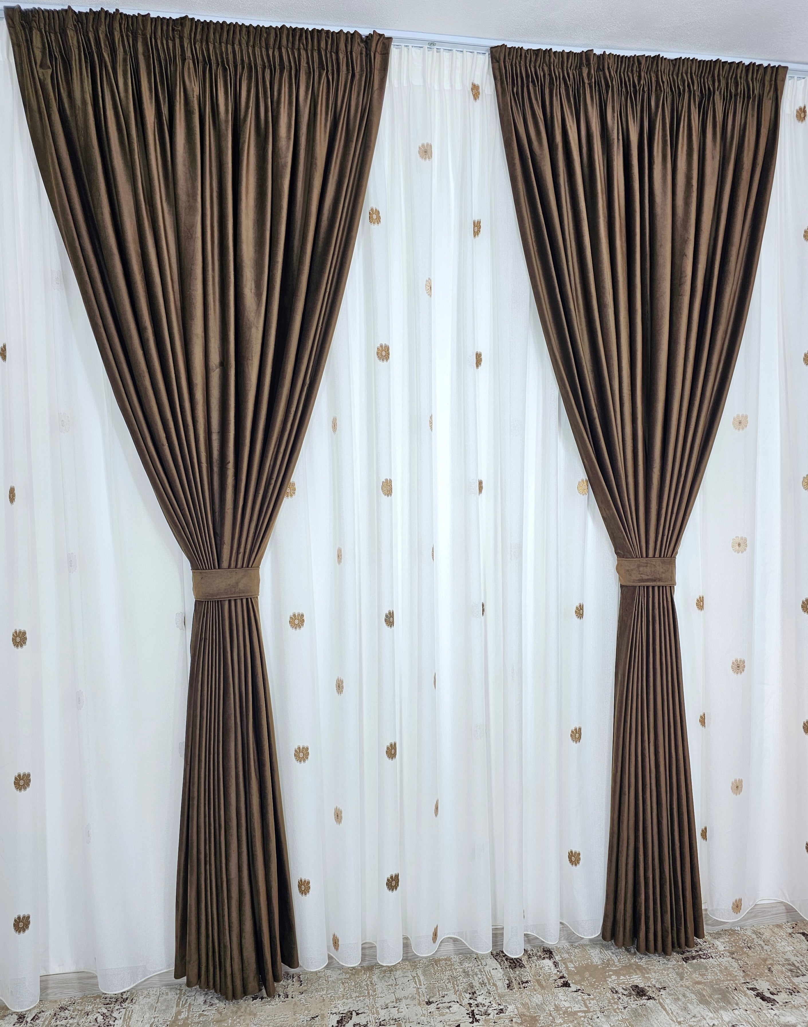Set Diego: perdea crem din in cristal cu flori crem-maro si draperie catifea maro
