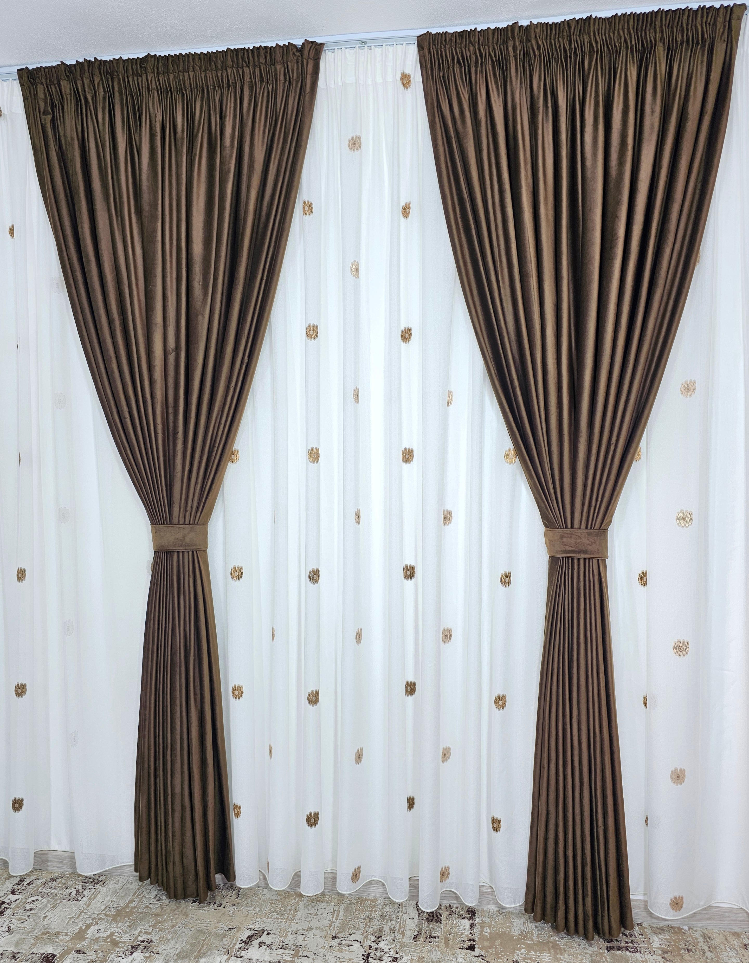 Set Diego: perdea crem din in cristal cu flori crem-maro si draperie catifea maro