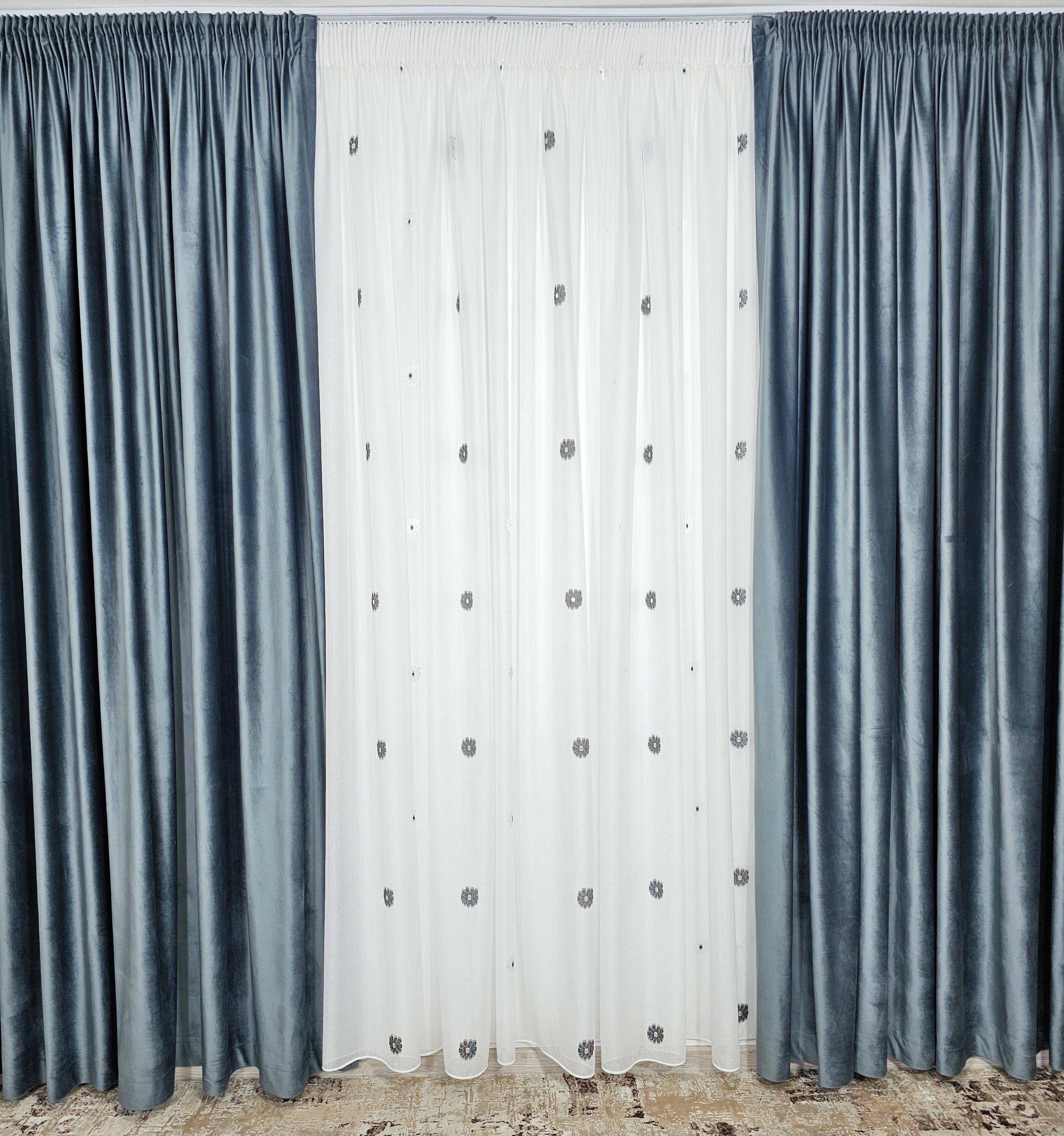 Set Dora: perdea alba din in cristal cu flori alb-gri si draperie catifea gri