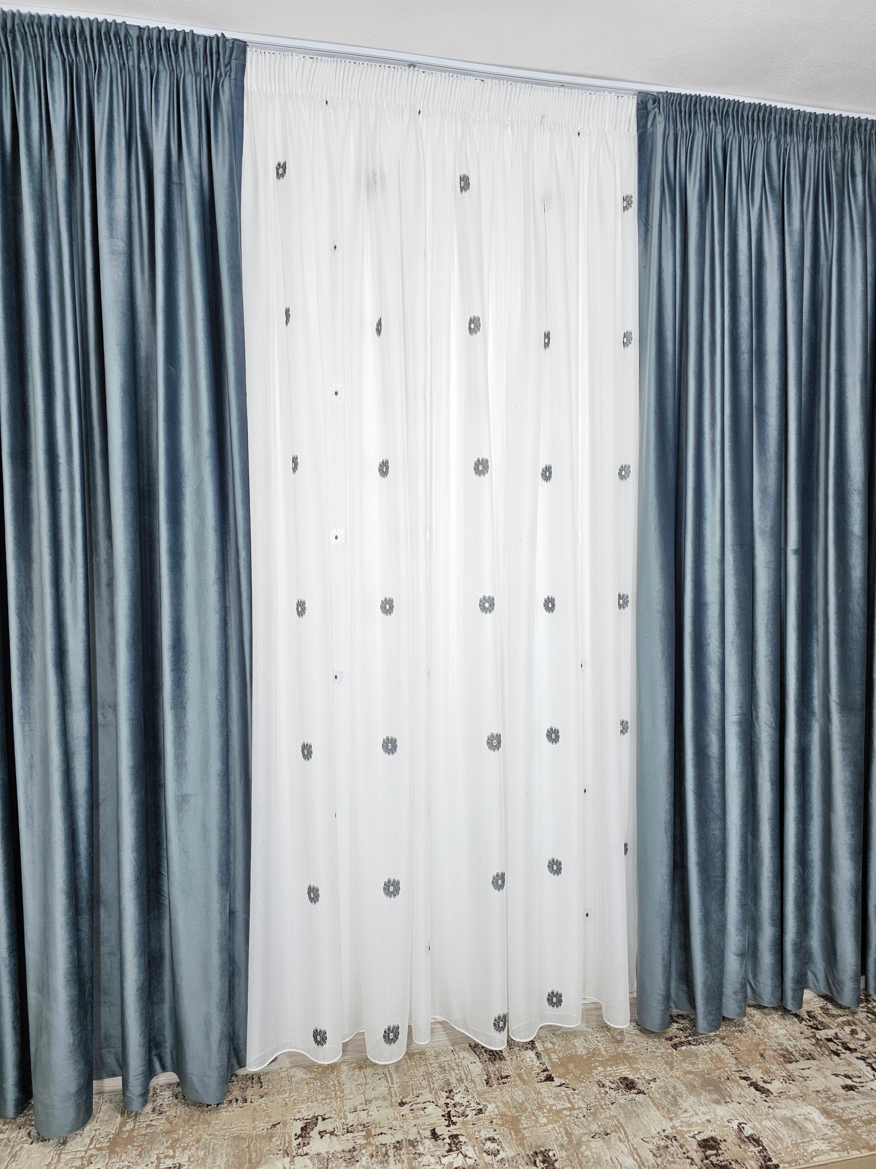 Set Dora: perdea alba din in cristal cu flori alb-gri si draperie catifea gri