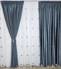 Perdea Dora alba din material plin ca textura in cristal cu flori alb-gri