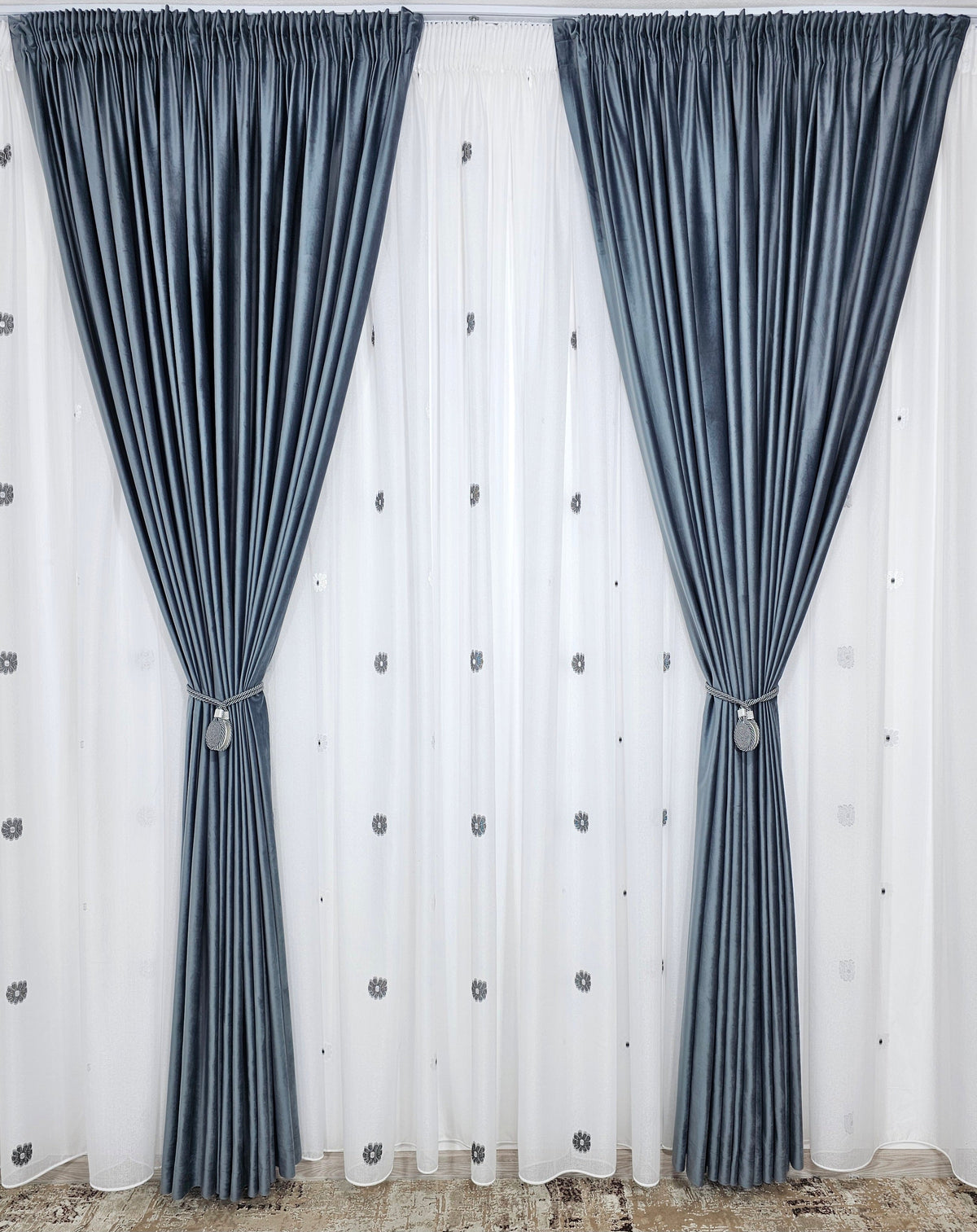 Set Dora: perdea alba din in cristal cu flori alb-gri si draperie catifea gri