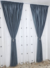 Perdea Dora alba din material plin ca textura in cristal cu flori alb-gri